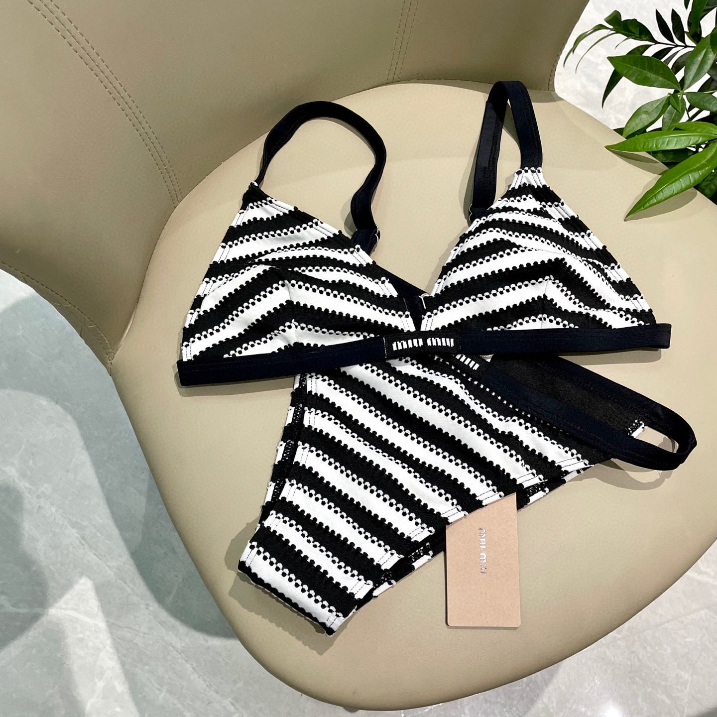  miumiu缪缪新款比基尼😍🥰适合多种场景的游泳衣🏊‍♀️海边 游泳池 温泉 水上乐园 漂流都可以😌内