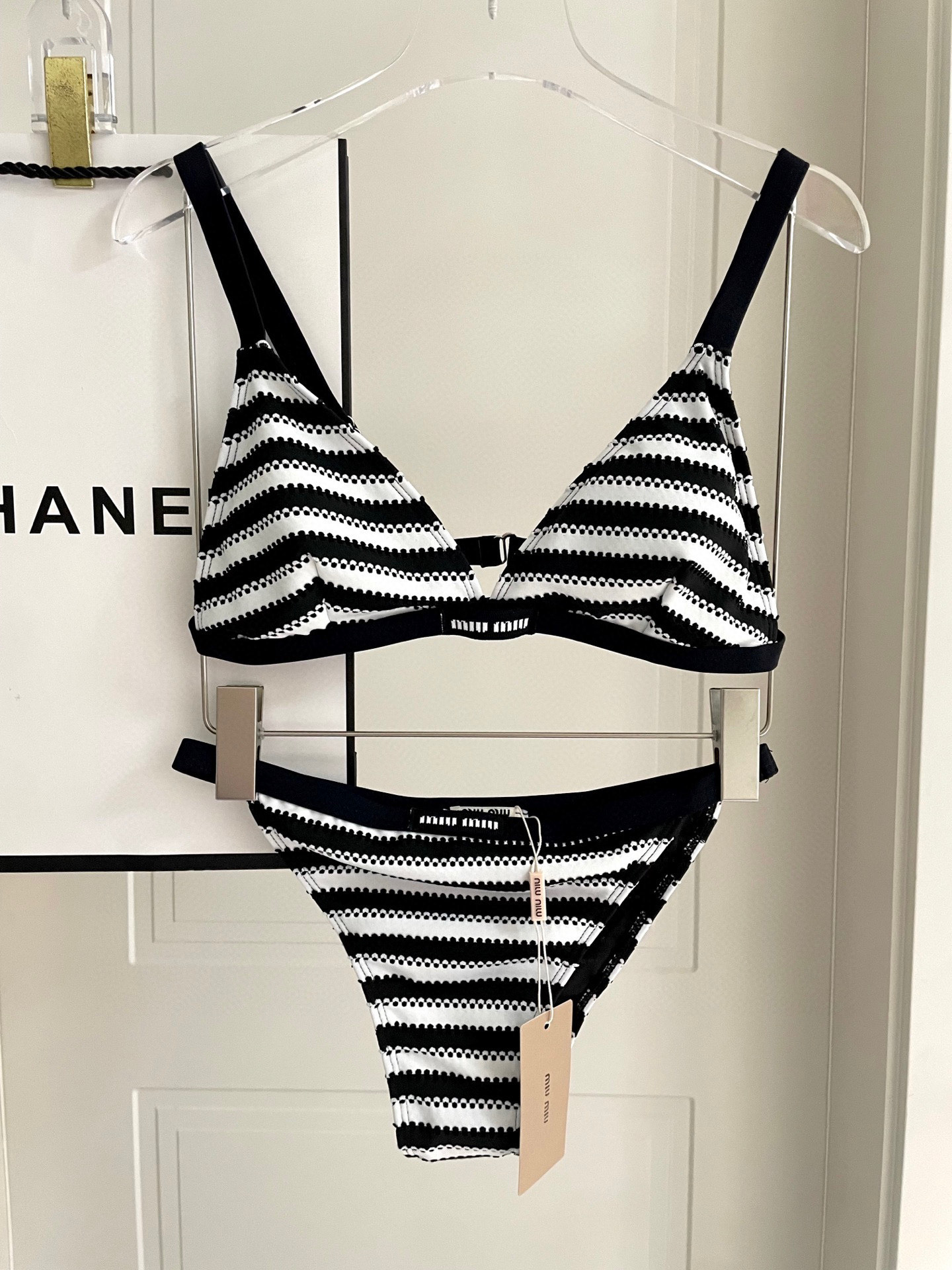  miumiu缪缪新款比基尼😍🥰适合多种场景的游泳衣🏊‍♀️海边 游泳池 温泉 水上乐园 漂流都可以😌内
