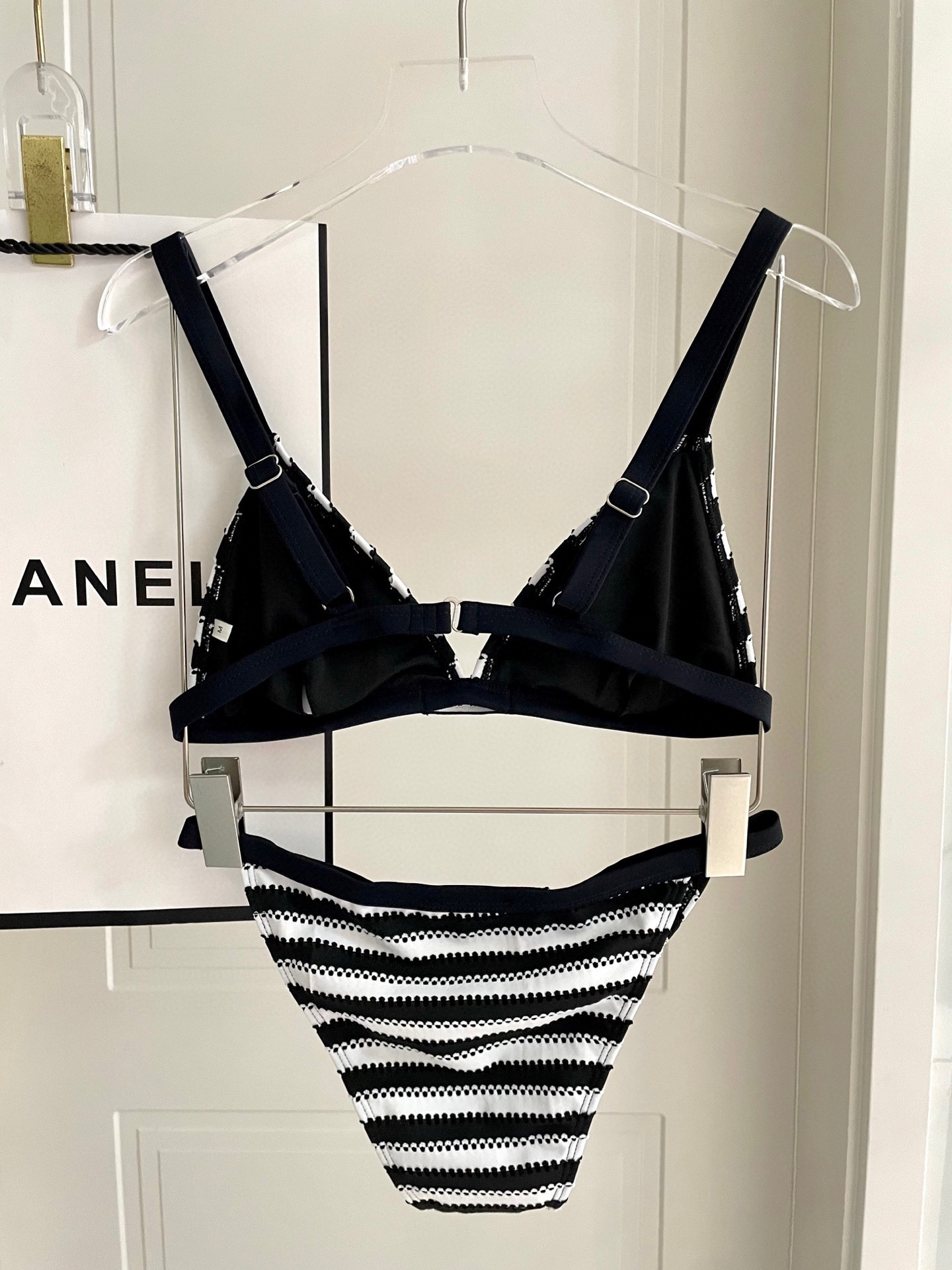  miumiu缪缪新款比基尼😍🥰适合多种场景的游泳衣🏊‍♀️海边 游泳池 温泉 水上乐园 漂流都可以😌内