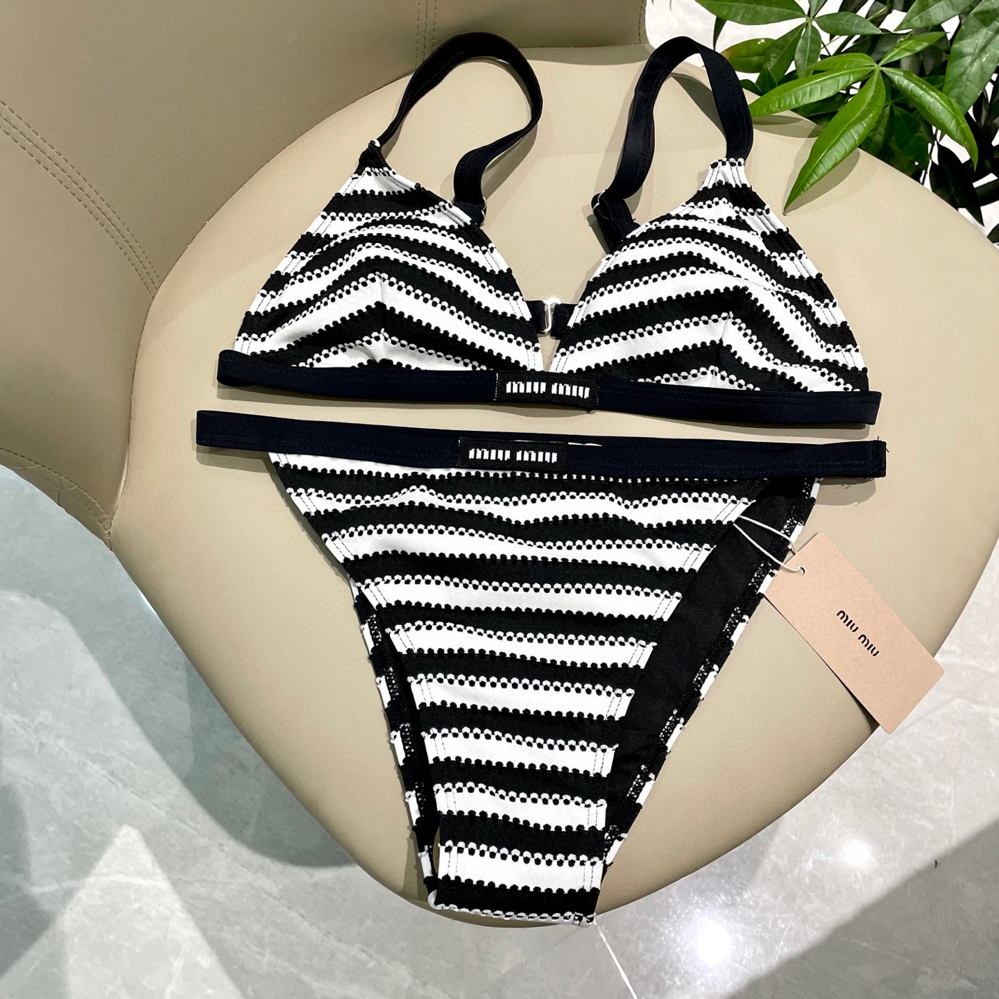  miumiu缪缪新款比基尼😍🥰适合多种场景的游泳衣🏊‍♀️海边 游泳池 温泉 水上乐园 漂流都可以😌内