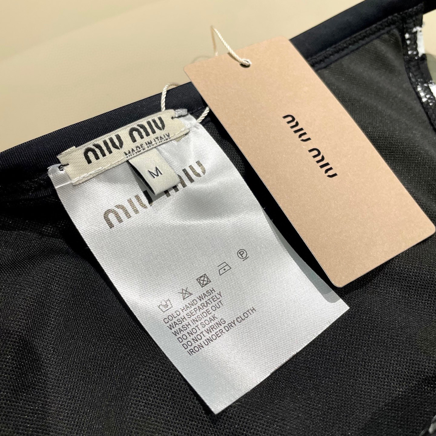  miumiu缪缪新款比基尼😍🥰适合多种场景的游泳衣🏊‍♀️海边 游泳池 温泉 水上乐园 漂流都可以😌内