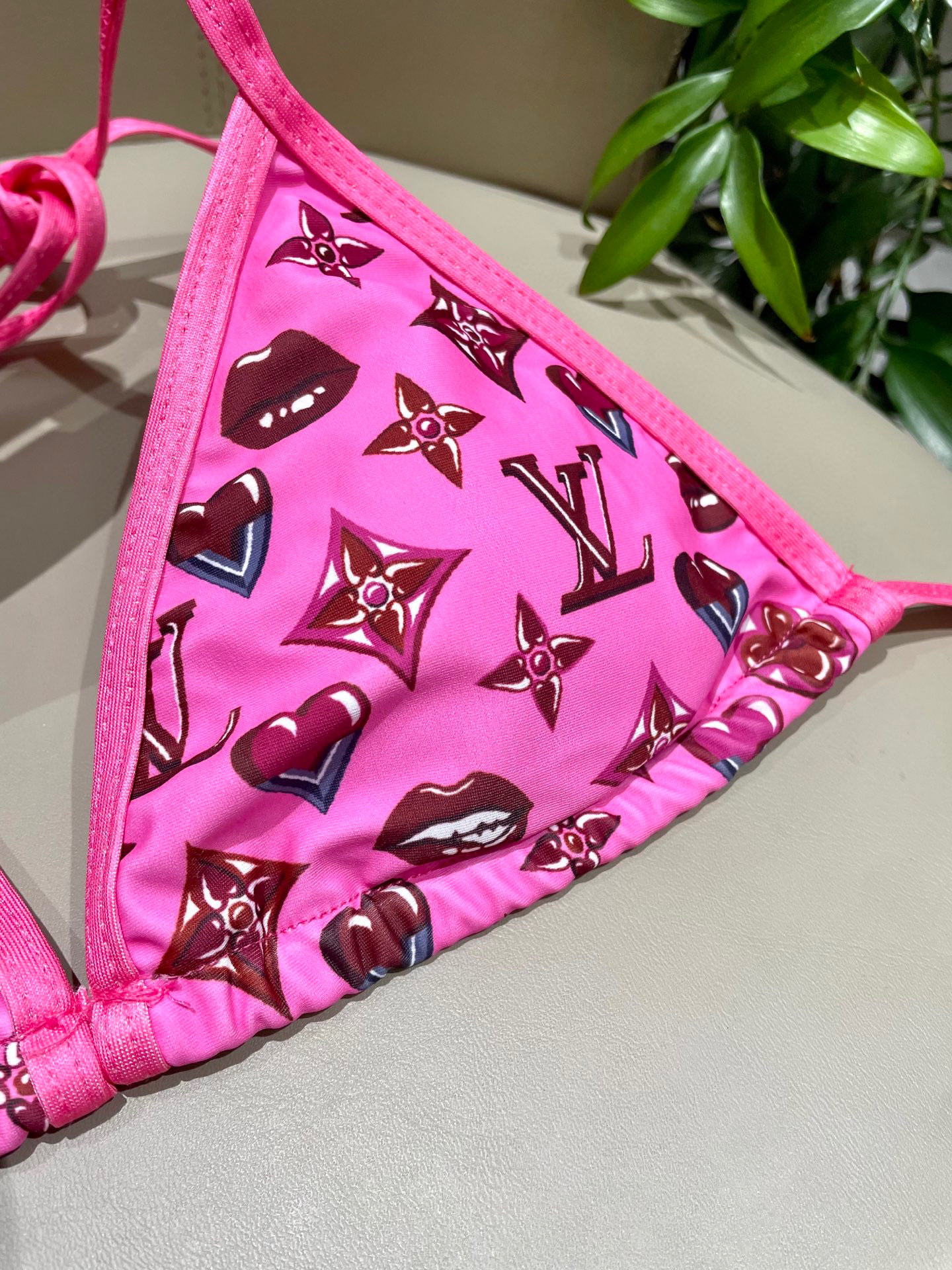  Lv专柜新款分体泳衣😍🥰适合多种场景的游泳衣🏊‍♀️海边 游泳池 温泉 水上乐园 漂流都可以😌内搭也完