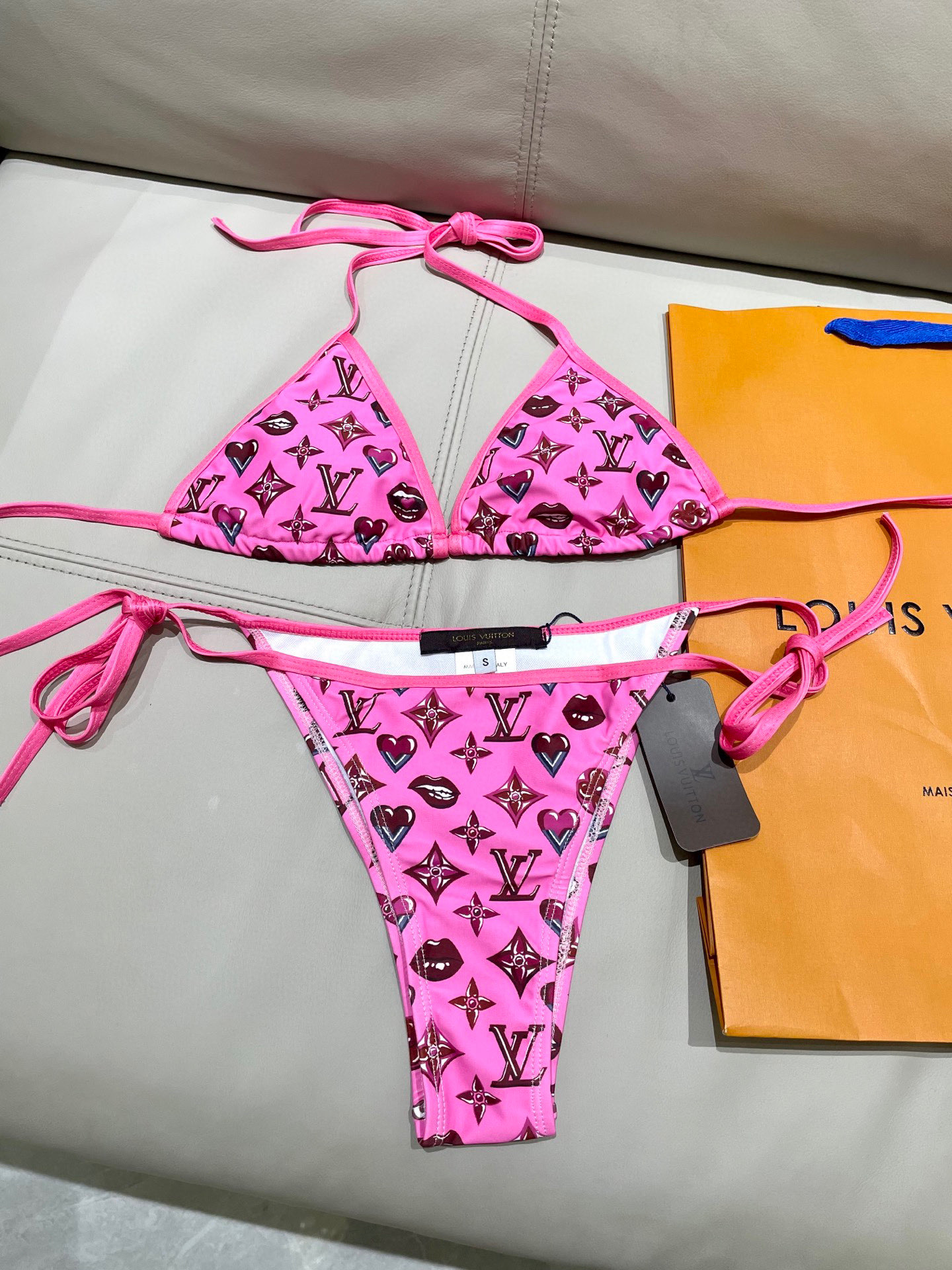  Lv专柜新款分体泳衣😍🥰适合多种场景的游泳衣🏊‍♀️海边 游泳池 温泉 水上乐园 漂流都可以😌内搭也完
