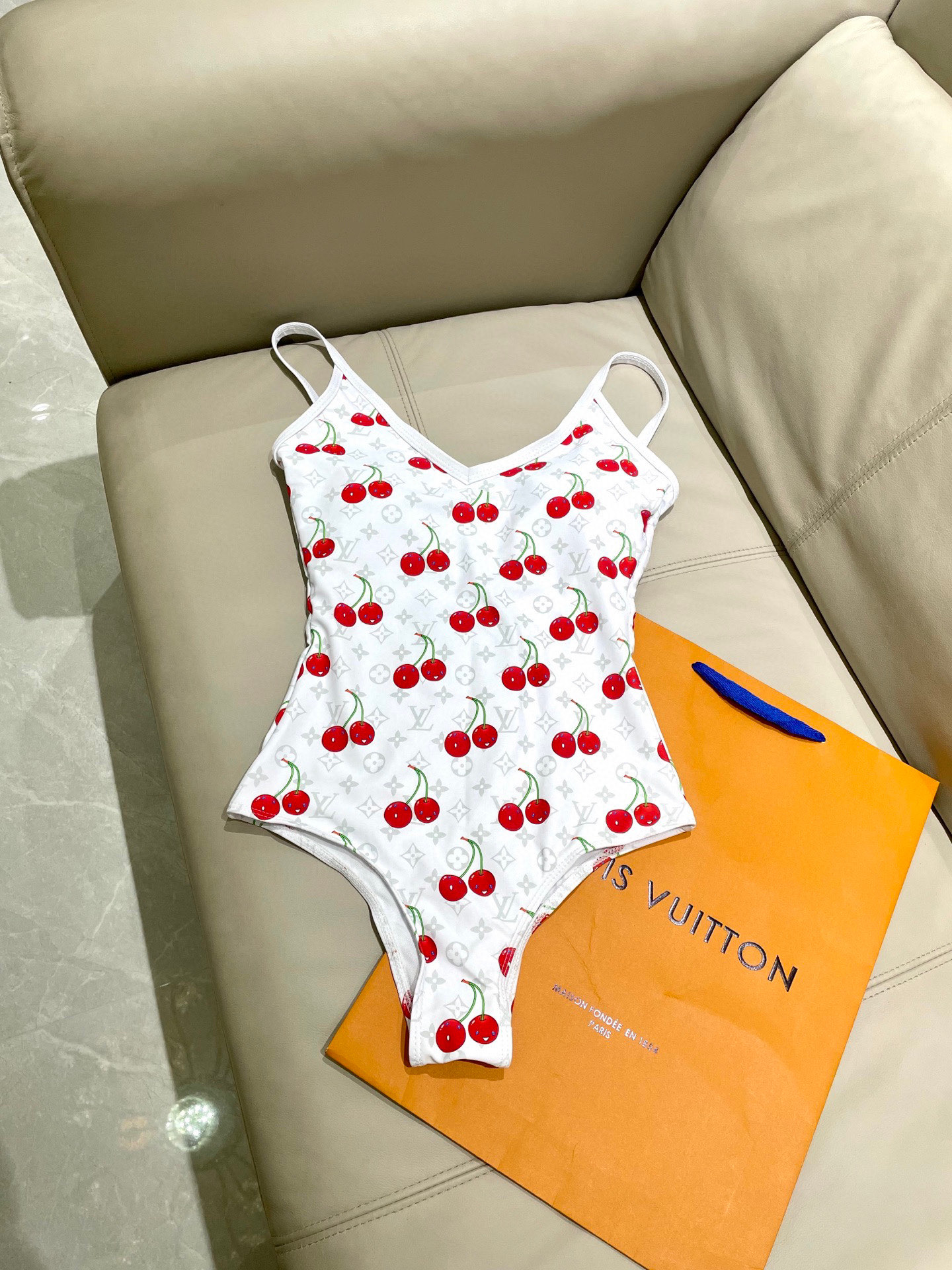  Lv专柜新款连体😍🥰适合多种场景的游泳衣🏊‍♀️海边 游泳池 温泉 水上乐园 漂流都可以😌内搭也完全可