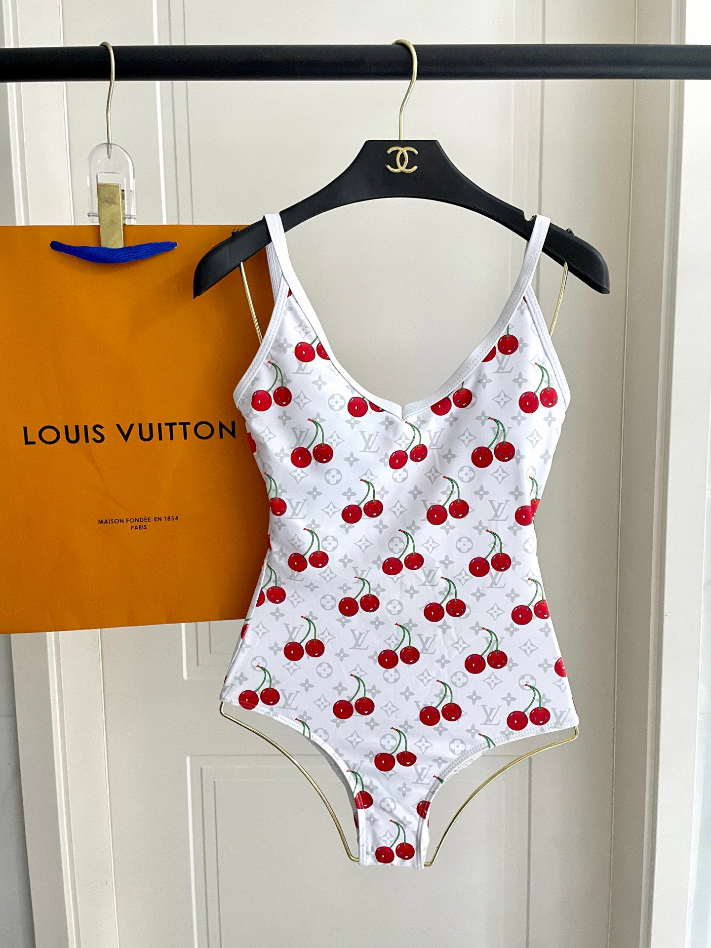  Lv专柜新款连体😍🥰适合多种场景的游泳衣🏊‍♀️海边 游泳池 温泉 水上乐园 漂流都可以😌内搭也完全可