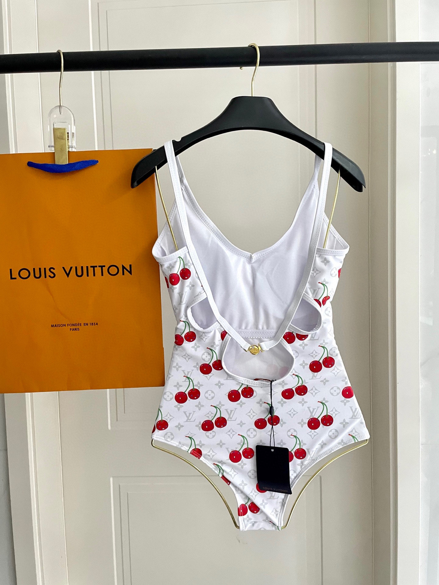  Lv专柜新款连体😍🥰适合多种场景的游泳衣🏊‍♀️海边 游泳池 温泉 水上乐园 漂流都可以😌内搭也完全可