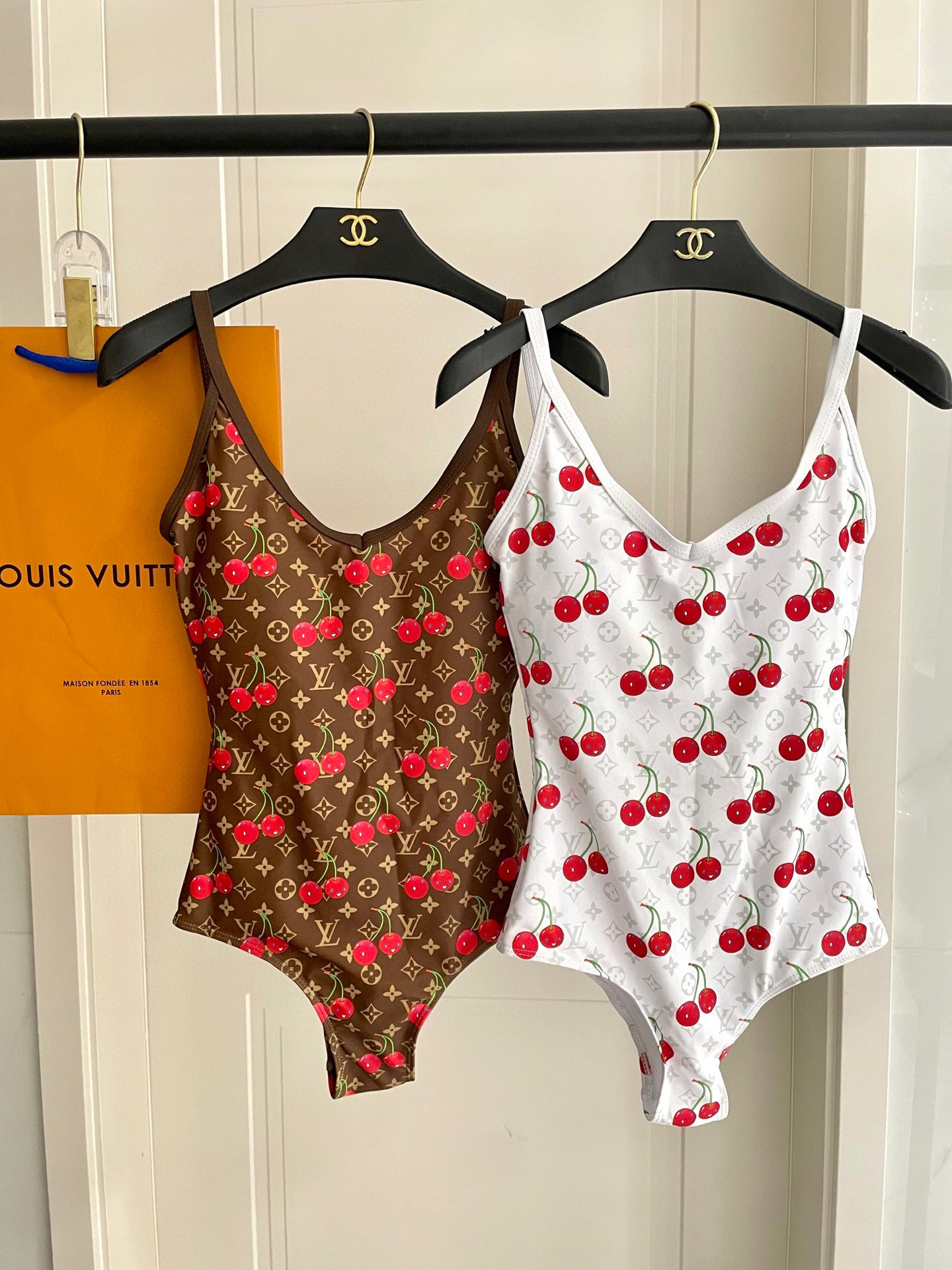  Lv专柜新款连体😍🥰适合多种场景的游泳衣🏊‍♀️海边 游泳池 温泉 水上乐园 漂流都可以😌内搭也完全可