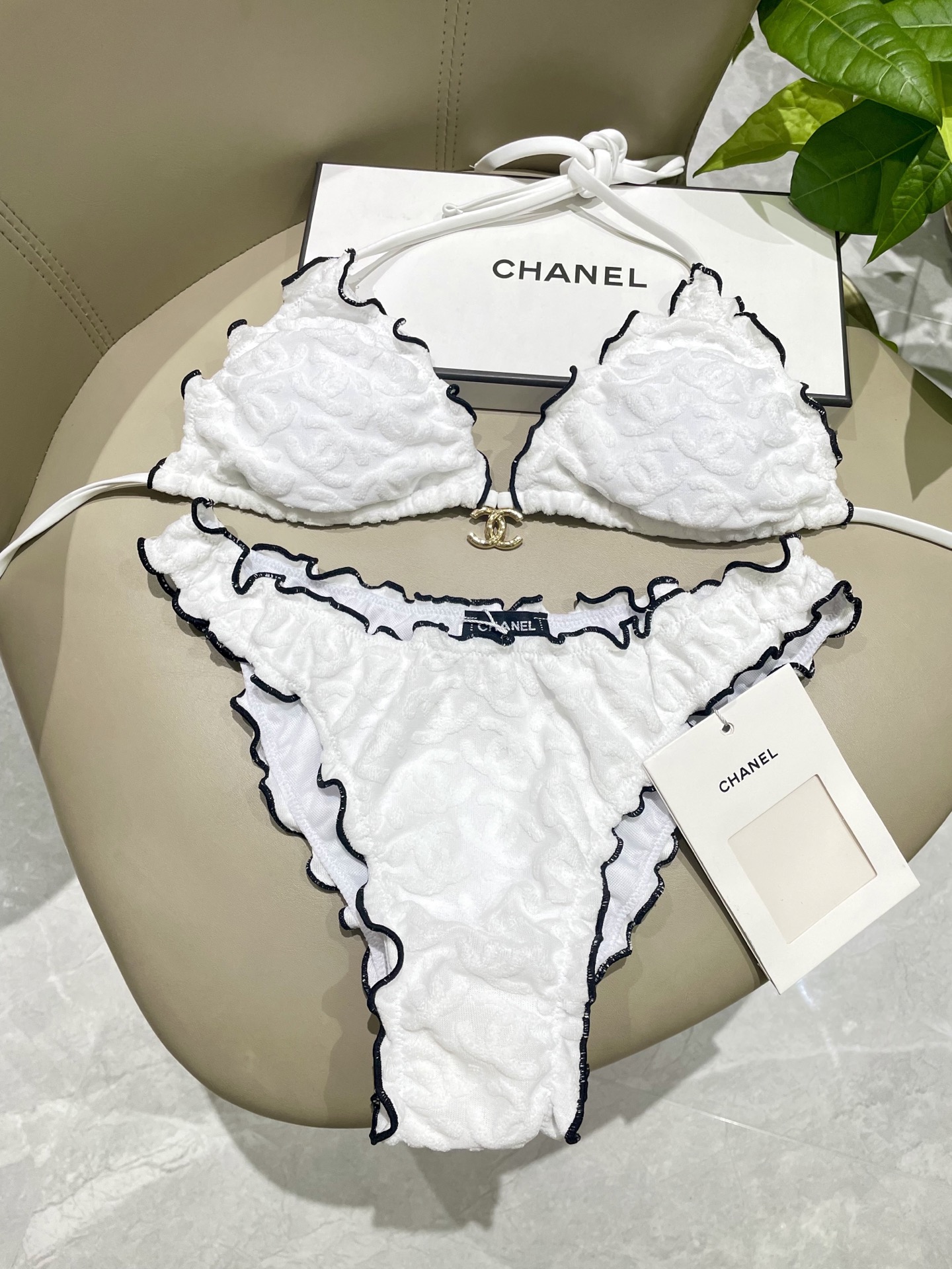  Chanel新款比基尼 暗纹 实物超仙 拍不出来的美 🥰🥰💐💐适合多种场景的游泳衣🏊‍♀️海边 游泳池