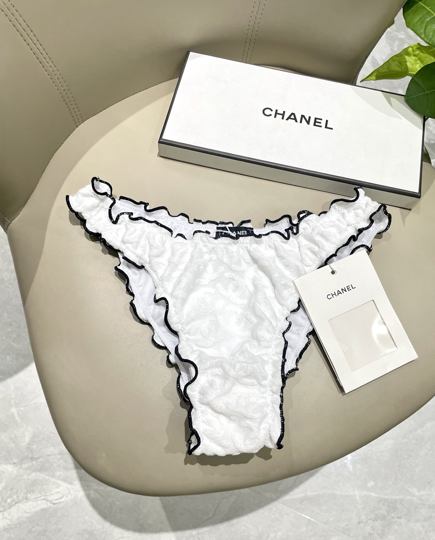 Chanel新款比基尼 暗纹 实物超仙 拍不出来的美 🥰🥰💐💐适合多种场景的游泳衣🏊‍♀️海边 游泳池
