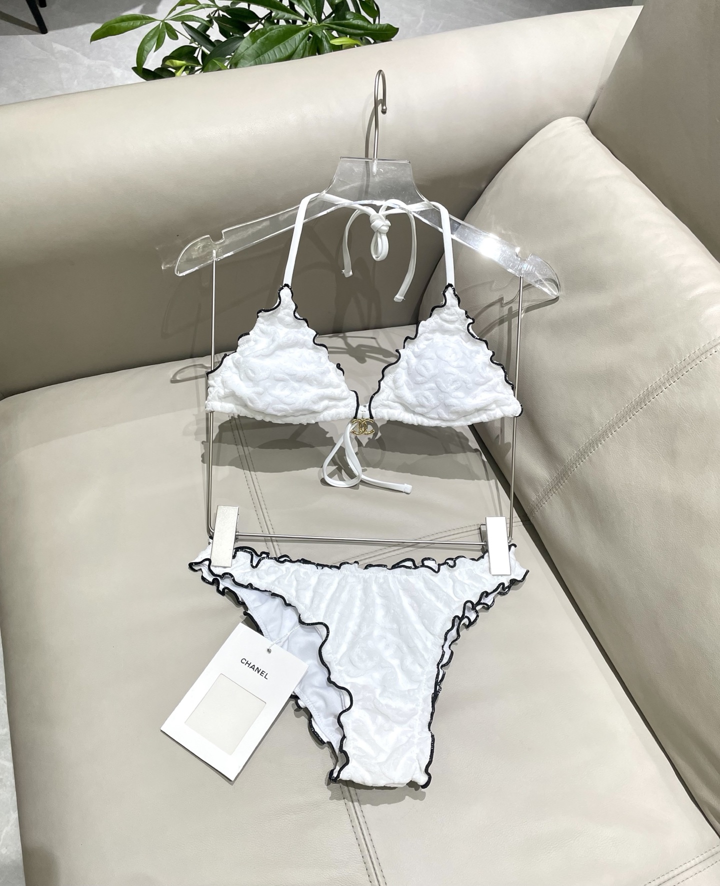  Chanel新款比基尼 暗纹 实物超仙 拍不出来的美 🥰🥰💐💐适合多种场景的游泳衣🏊‍♀️海边 游泳池