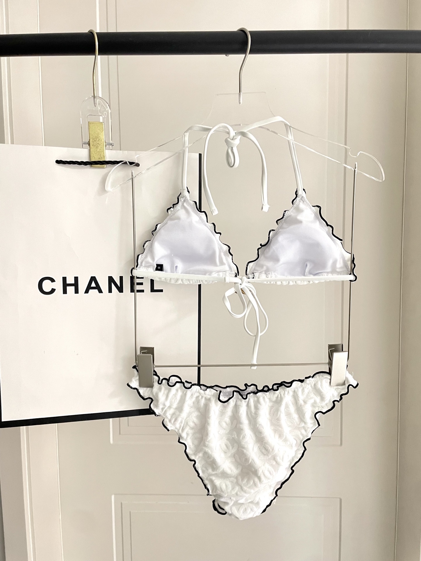  Chanel新款比基尼 暗纹 实物超仙 拍不出来的美 🥰🥰💐💐适合多种场景的游泳衣🏊‍♀️海边 游泳池