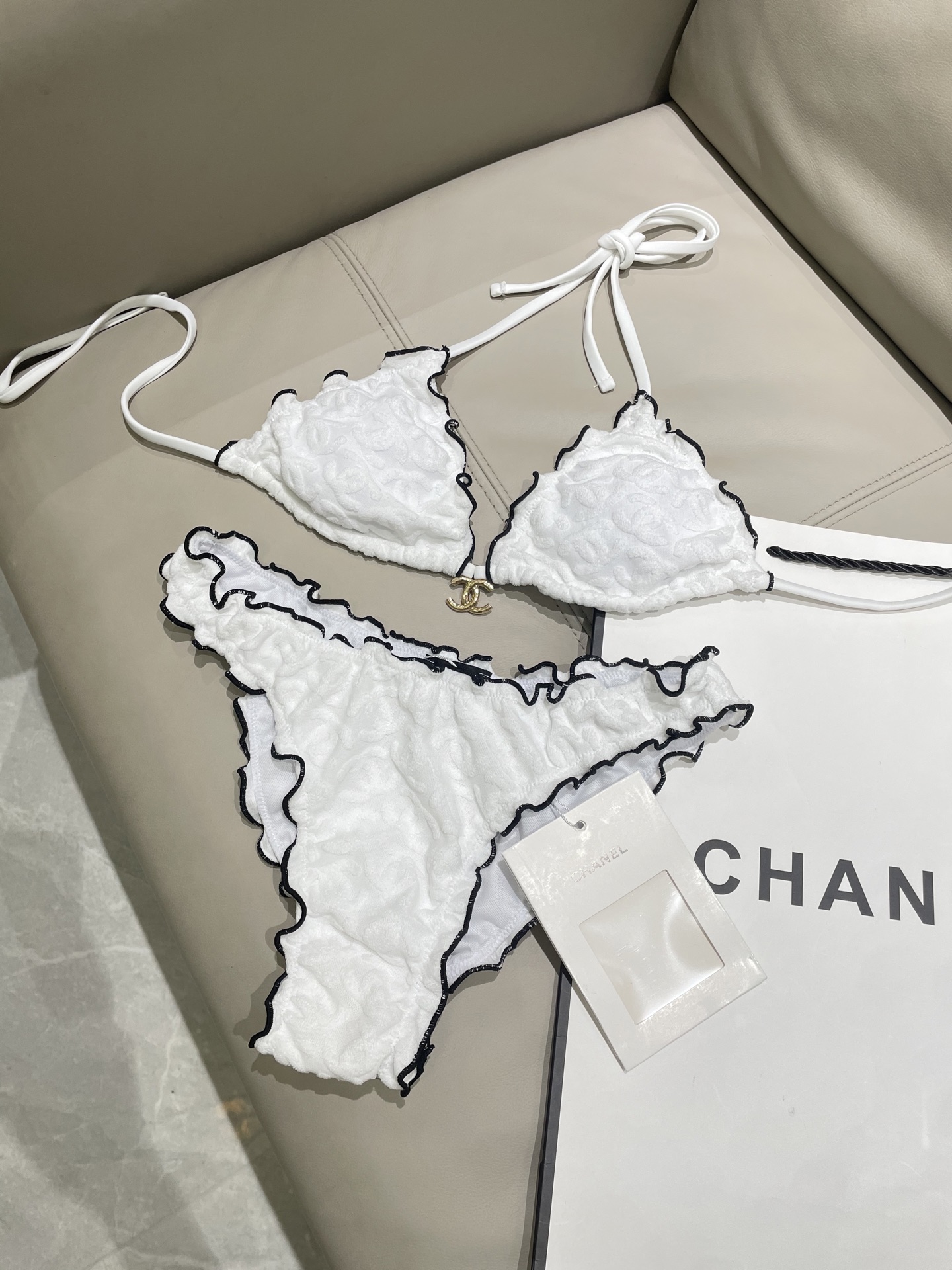  Chanel新款比基尼 暗纹 实物超仙 拍不出来的美 🥰🥰💐💐适合多种场景的游泳衣🏊‍♀️海边 游泳池