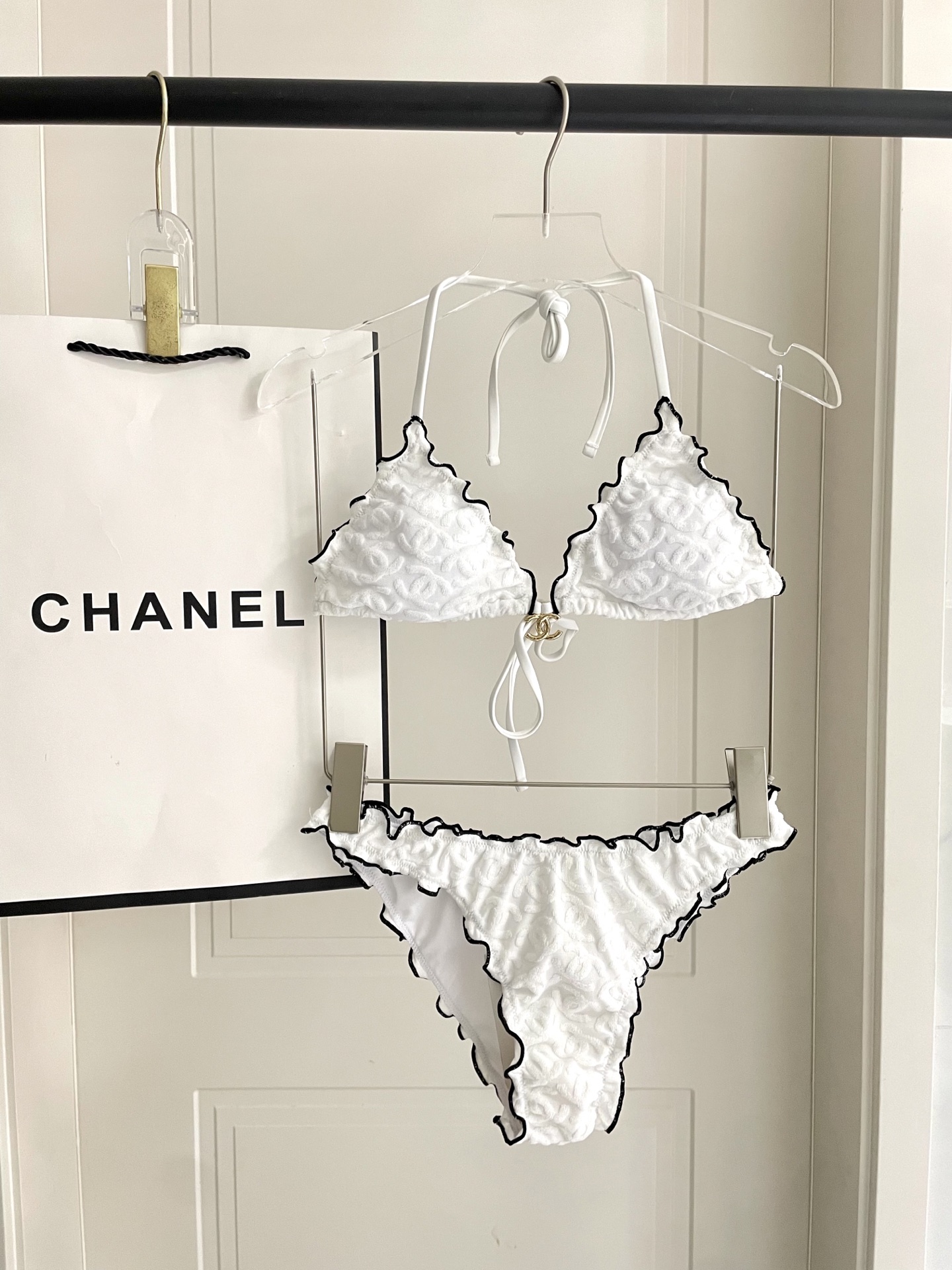  Chanel新款比基尼 暗纹 实物超仙 拍不出来的美 🥰🥰💐💐适合多种场景的游泳衣🏊‍♀️海边 游泳池