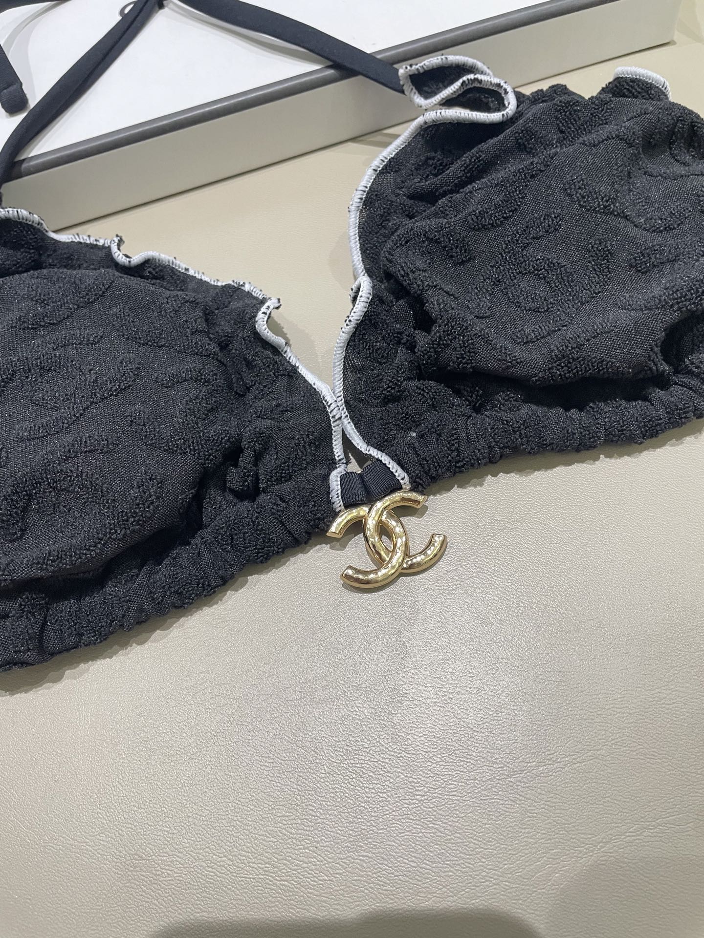  Chanel新款比基尼 暗纹 实物超仙 拍不出来的美 🥰🥰💐💐适合多种场景的游泳衣🏊‍♀️海边 游泳池