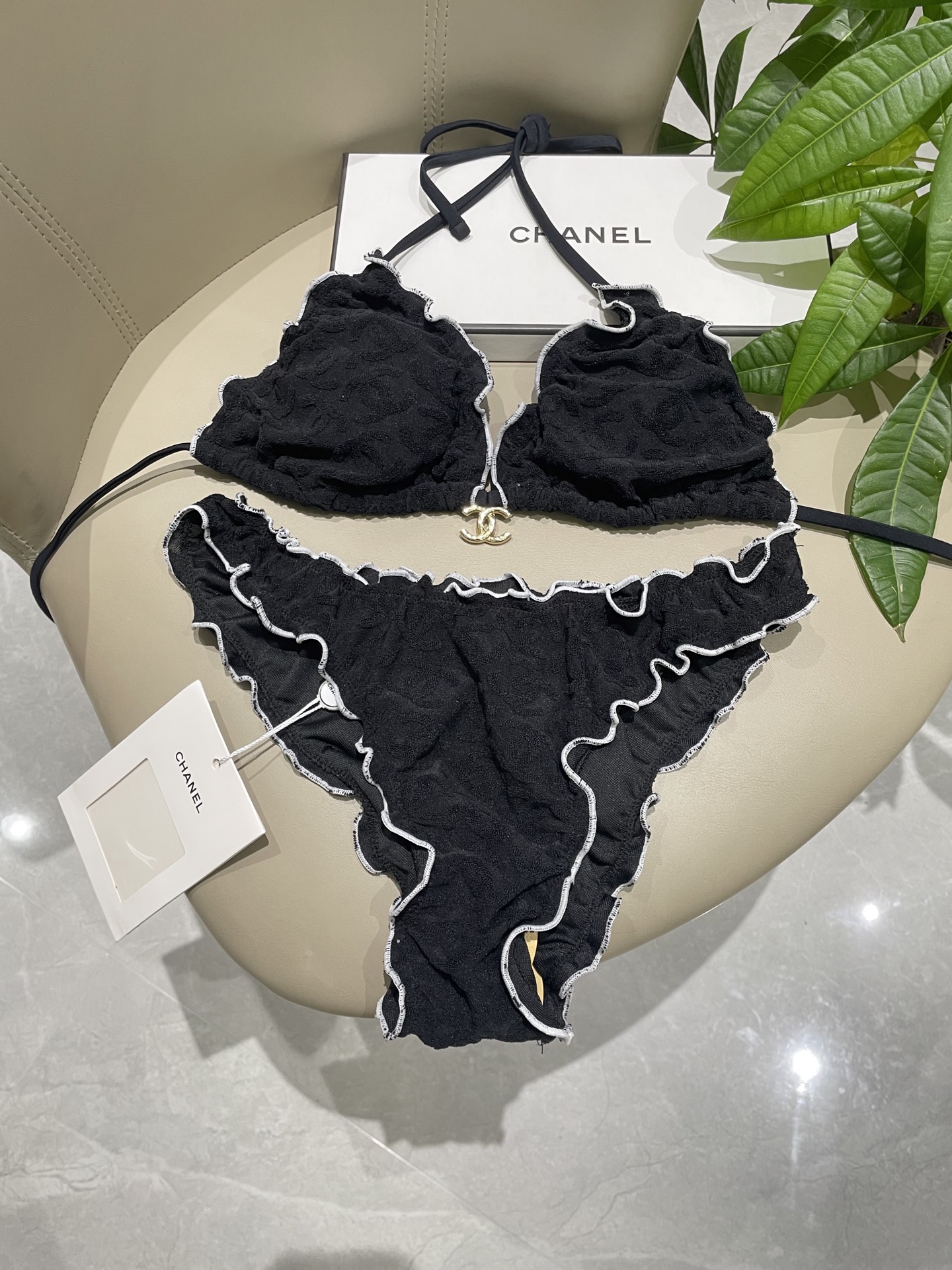  Chanel新款比基尼 暗纹 实物超仙 拍不出来的美 🥰🥰💐💐适合多种场景的游泳衣🏊‍♀️海边 游泳池