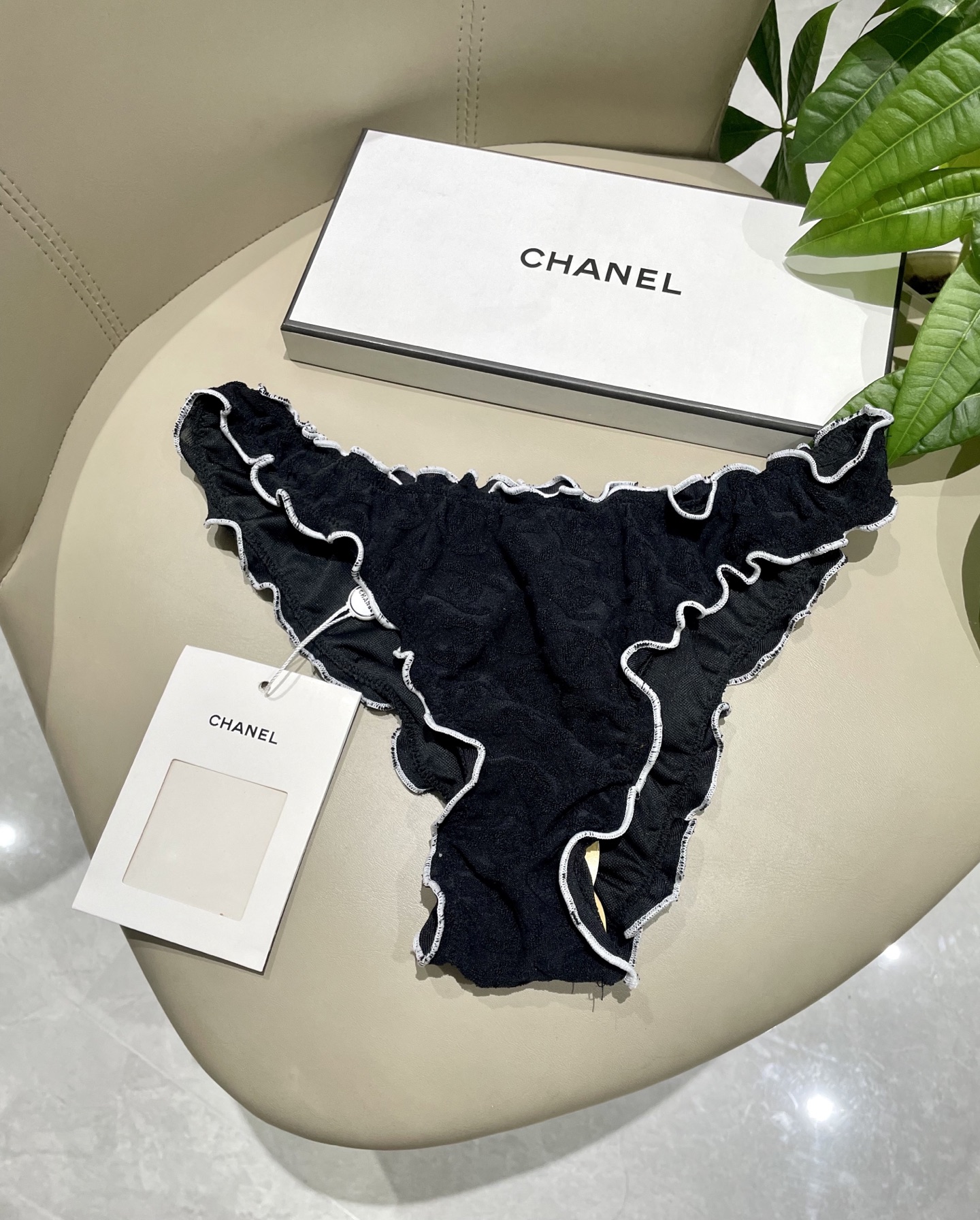  Chanel新款比基尼 暗纹 实物超仙 拍不出来的美 🥰🥰💐💐适合多种场景的游泳衣🏊‍♀️海边 游泳池