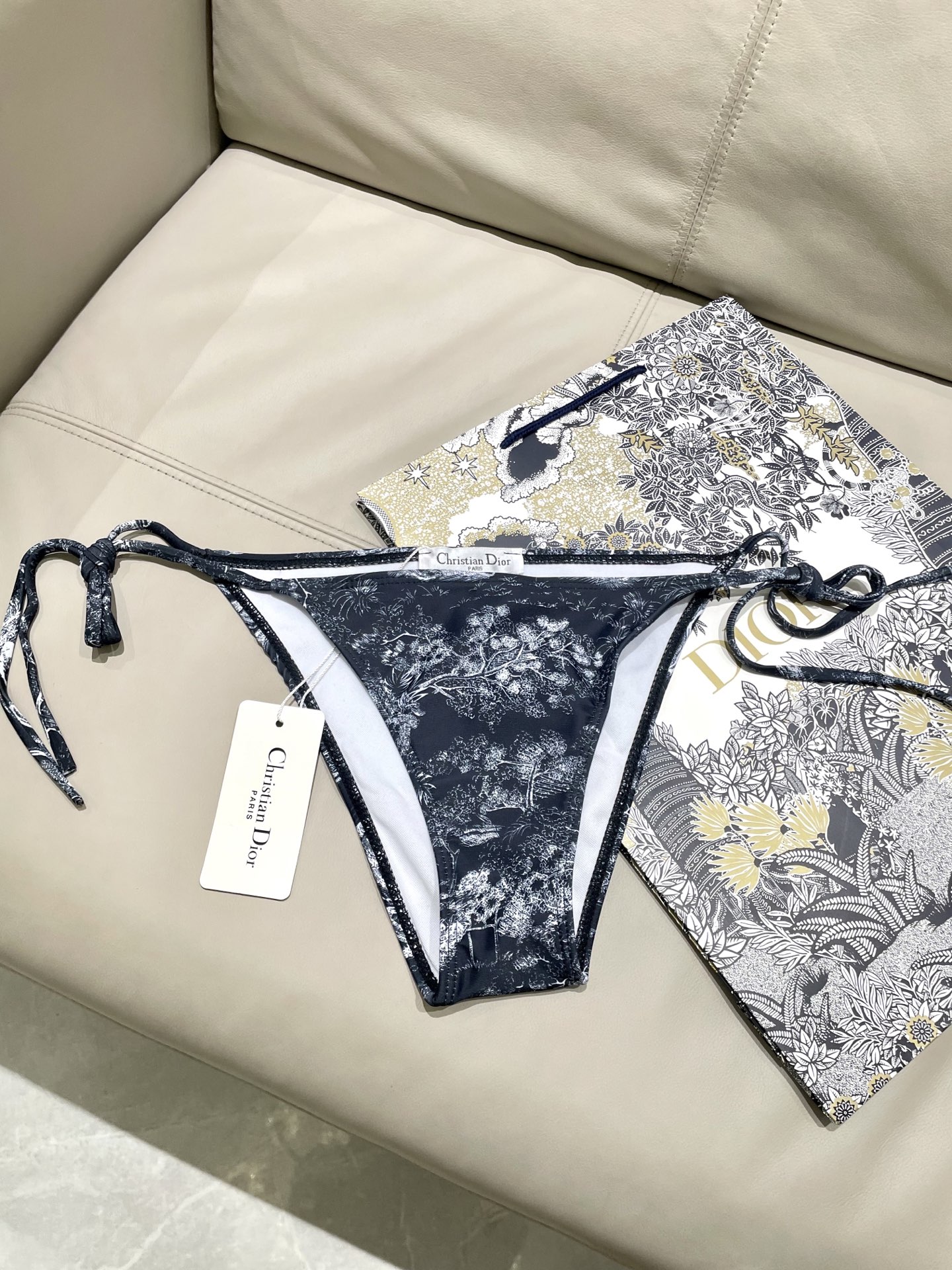  迪奥新款三件套 动物印花专柜新款（带胸垫）😍🥰适合多种场景的游泳衣🏊‍♀️海边 游泳池 温泉 水上乐园