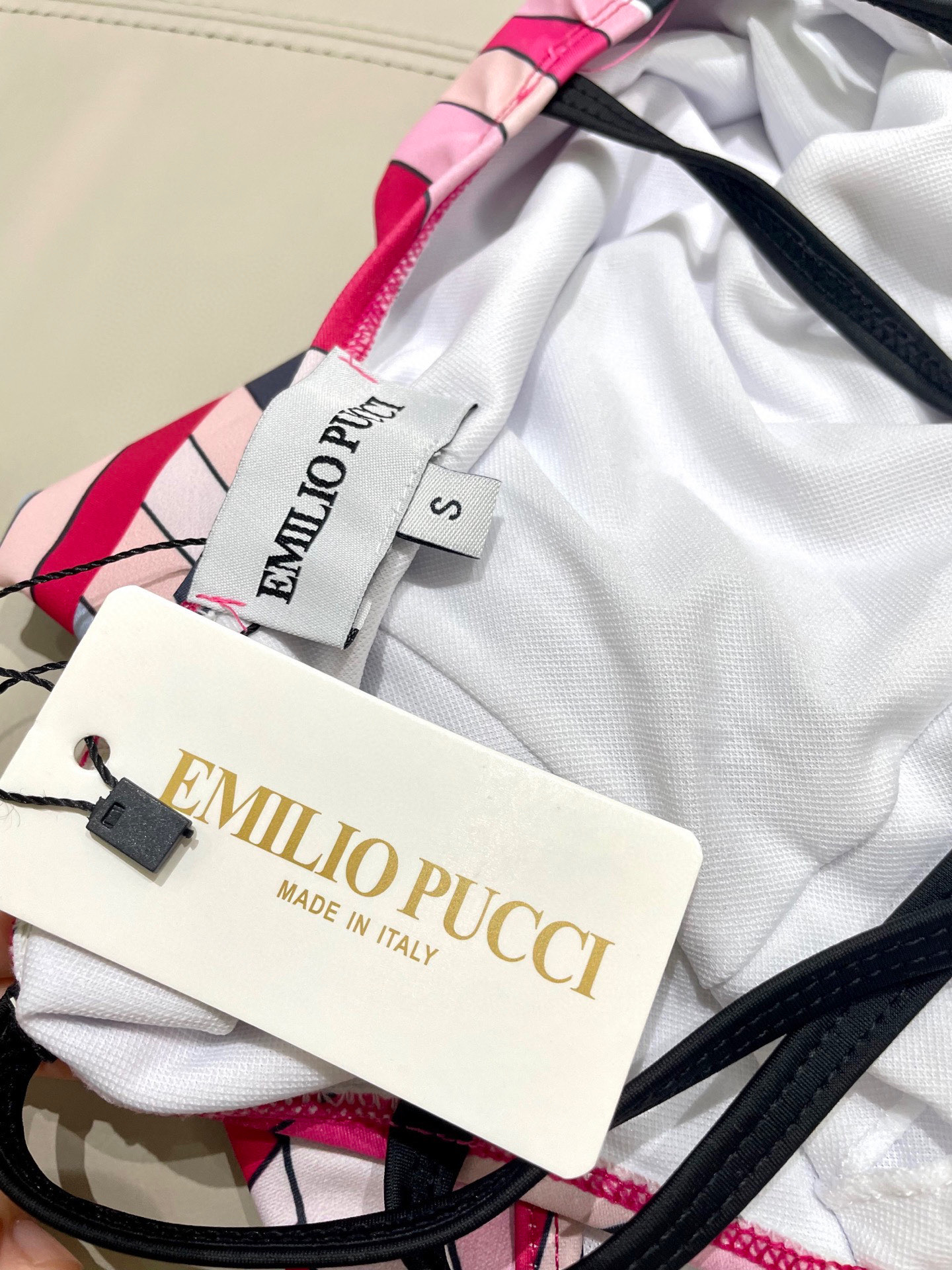  潮牌PUCCI专柜新款连体泳衣😍🥰适合多种场景的游泳衣🏊‍♀️海边 游泳池 温泉 水上乐园 漂流都可以