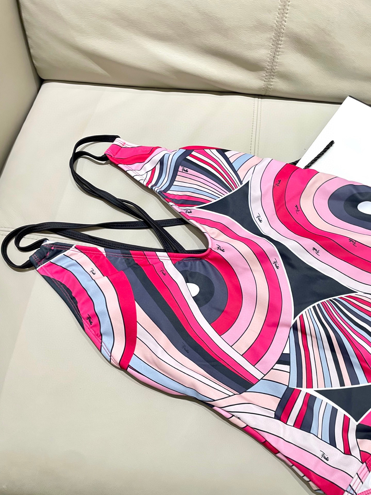  潮牌PUCCI专柜新款连体泳衣😍🥰适合多种场景的游泳衣🏊‍♀️海边 游泳池 温泉 水上乐园 漂流都可以