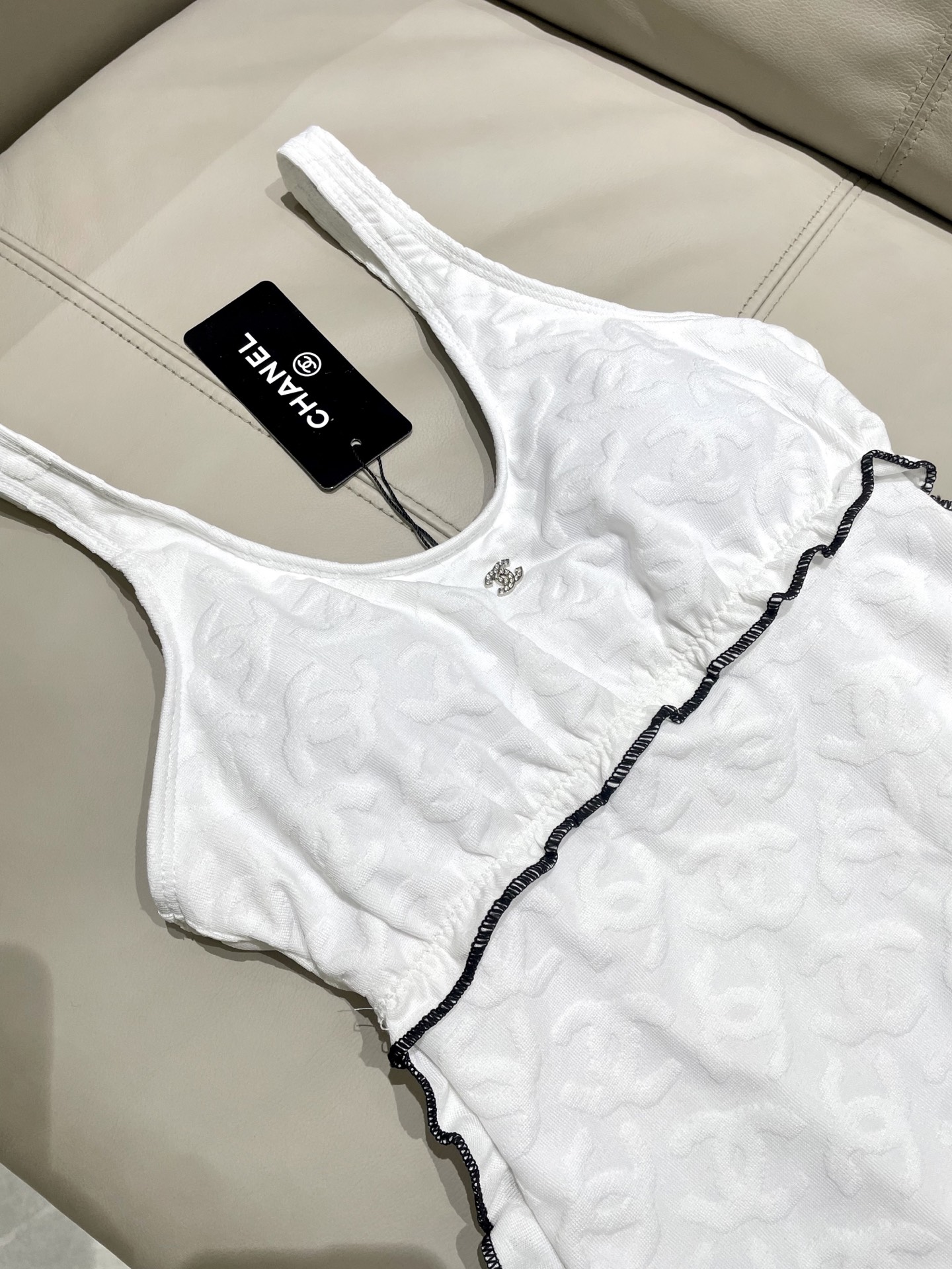  香奈儿新款提花连体体式泳衣👙❤️😍🥰适合多种场景的游泳衣🏊‍♀️海边 游泳池 温泉 水上乐园 漂流都可