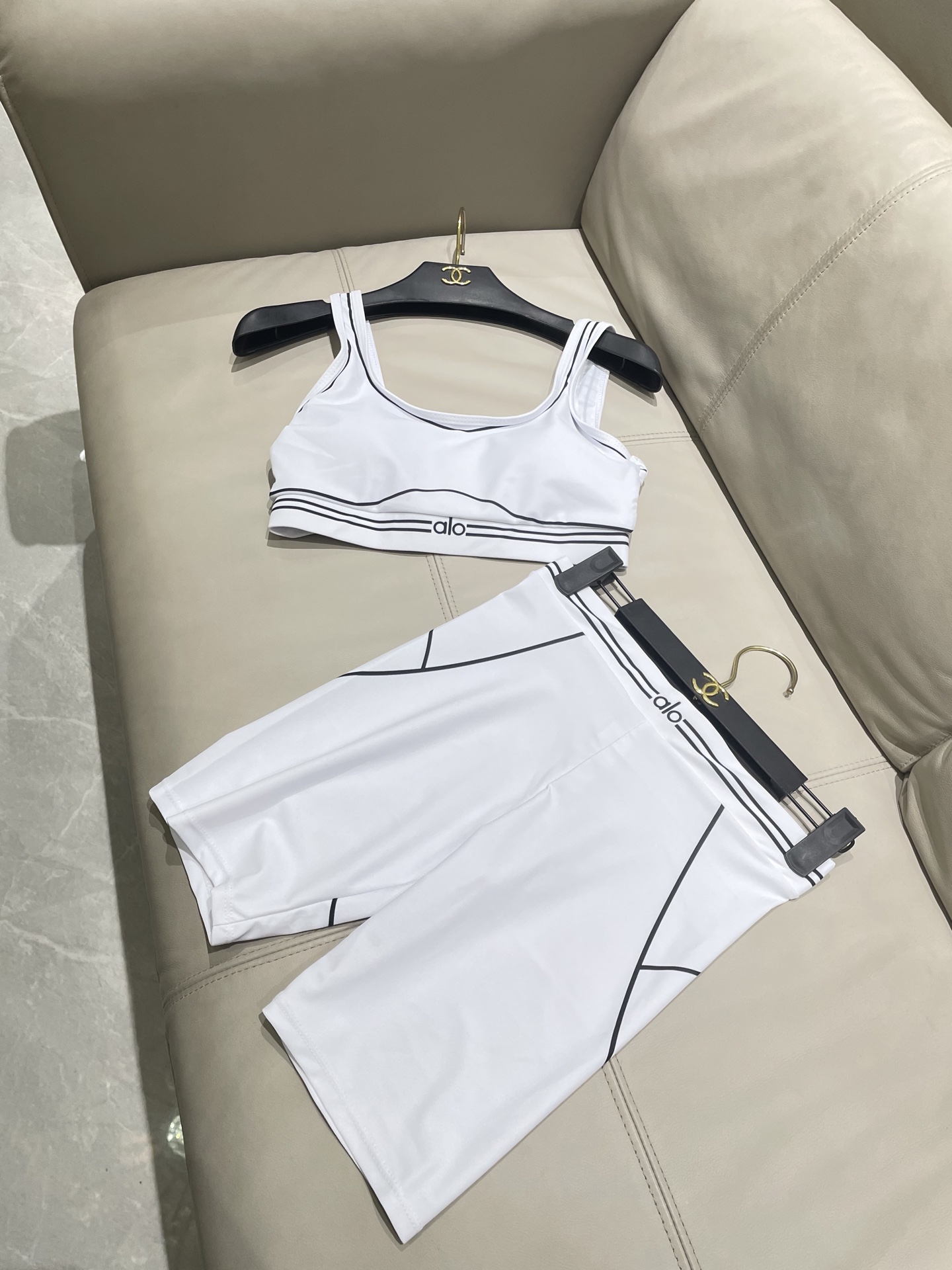  ALO新款高弹力健身短款瑜伽服运动套装~小背心➕修身提臀显瘦打底裤
S M L Xl