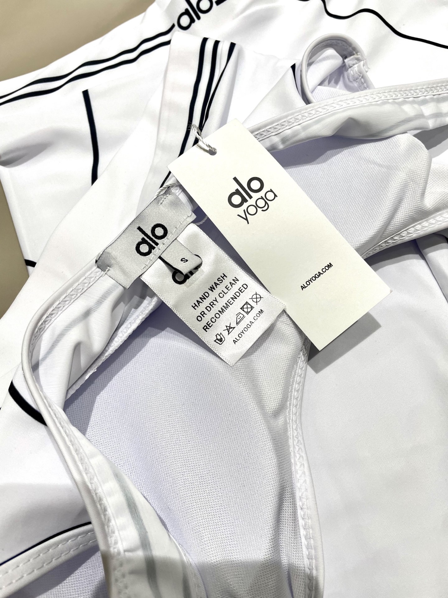  ALO新款高弹力健身短款瑜伽服运动套装~小背心➕修身提臀显瘦打底裤
S M L Xl