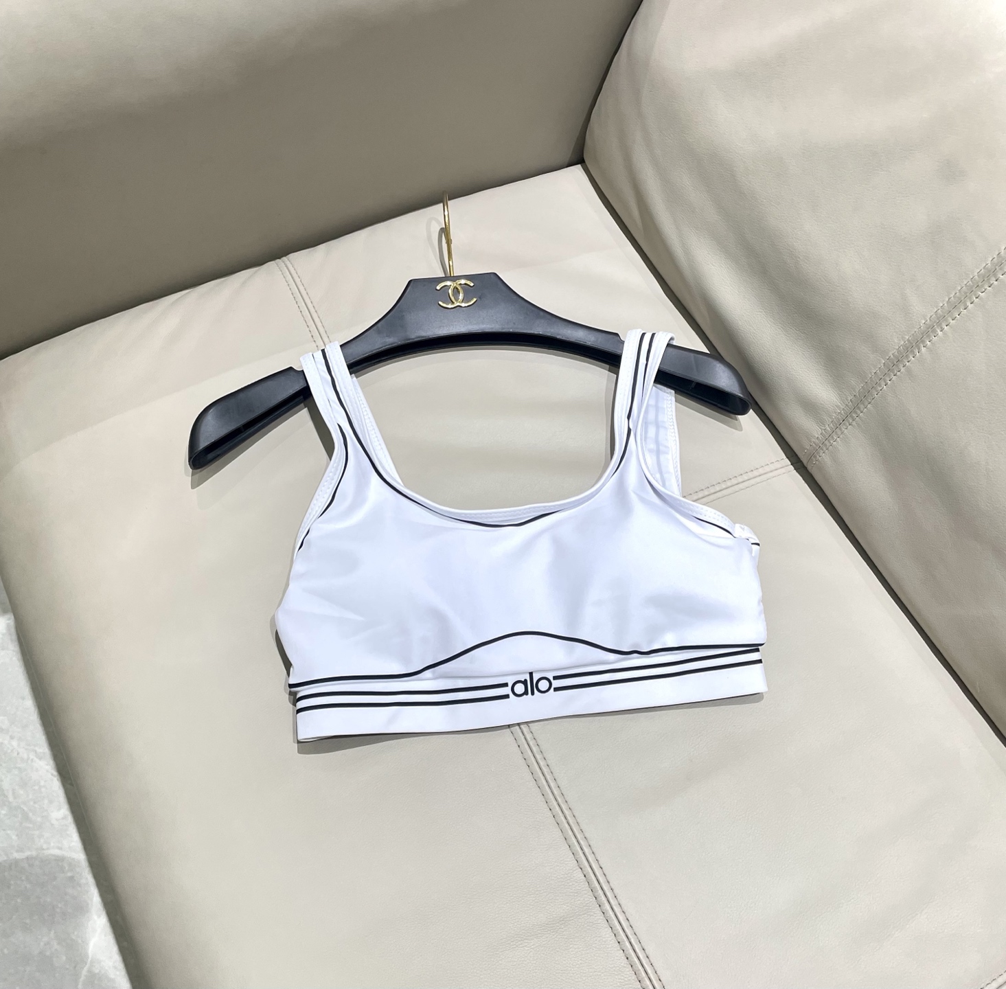  ALO新款高弹力健身短款瑜伽服运动套装~小背心➕修身提臀显瘦打底裤
S M L Xl