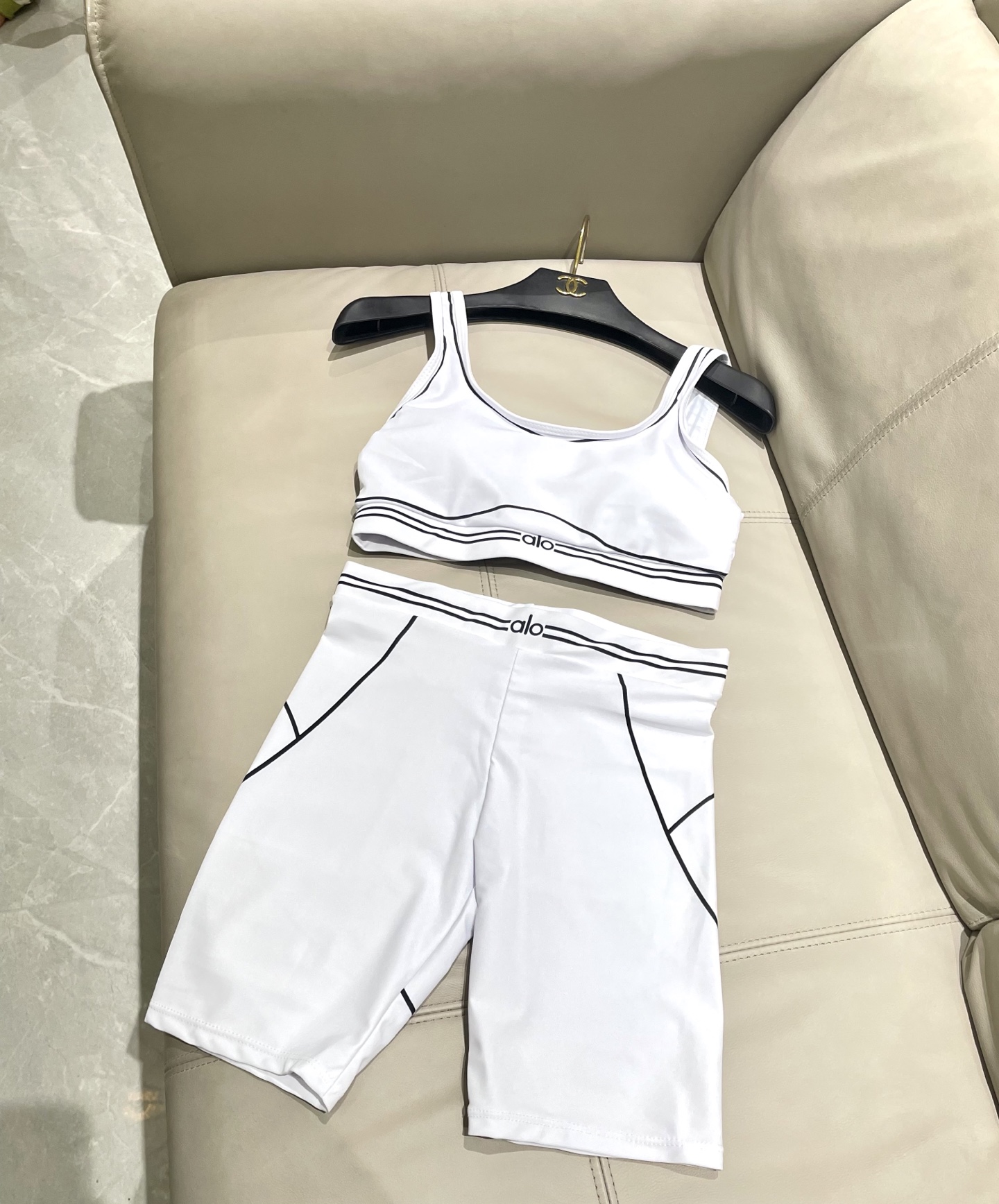  ALO新款高弹力健身短款瑜伽服运动套装~小背心➕修身提臀显瘦打底裤
S M L Xl