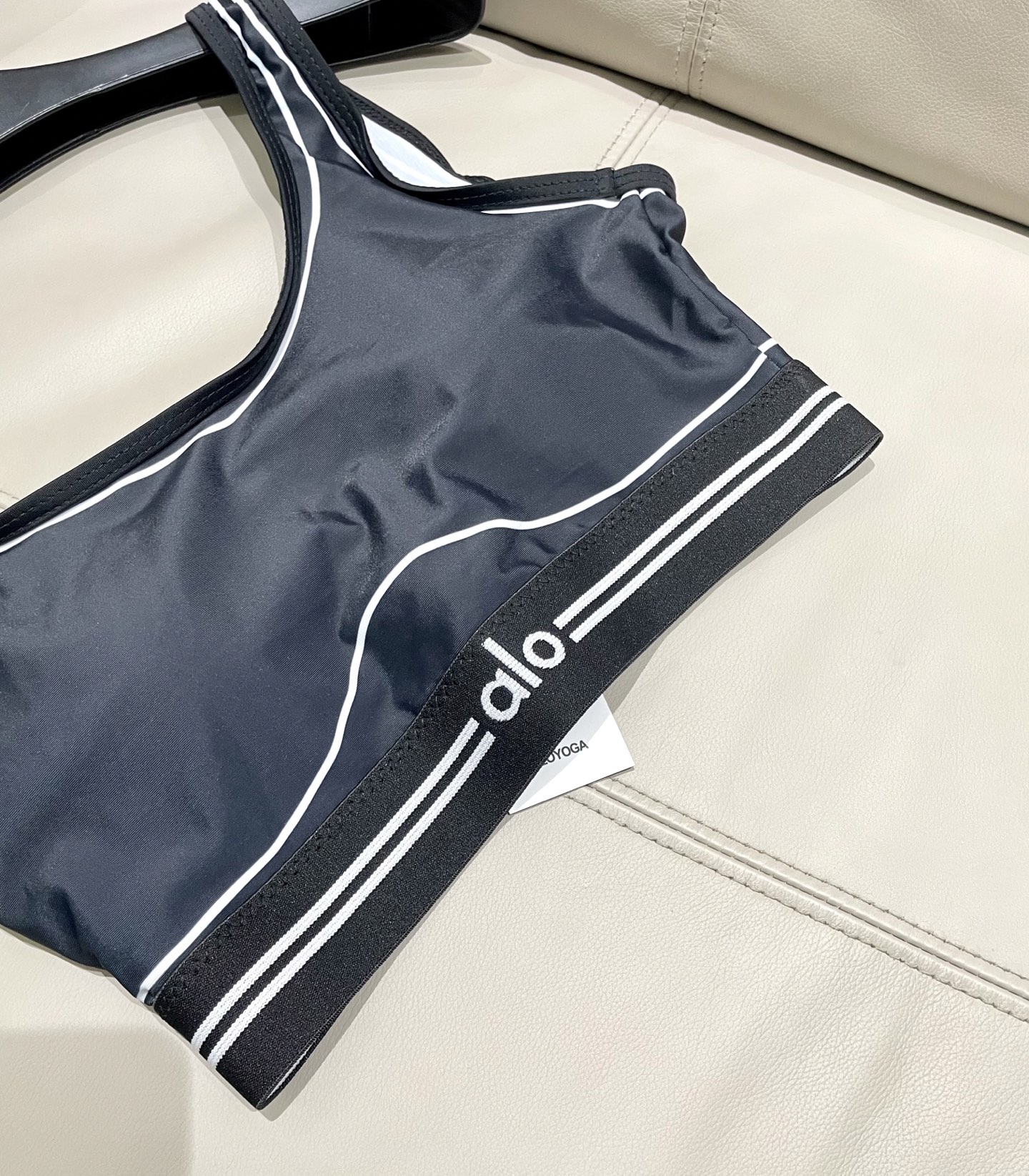  ALO新款高弹力健身短款瑜伽服运动套装~小背心➕修身提臀显瘦打底裤
S M L Xl