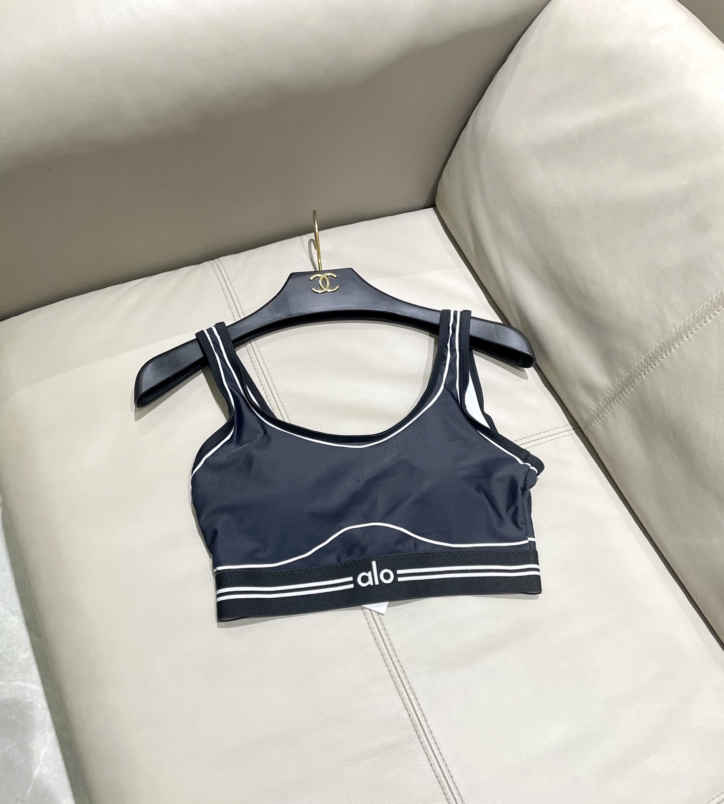  ALO新款高弹力健身短款瑜伽服运动套装~小背心➕修身提臀显瘦打底裤
S M L Xl