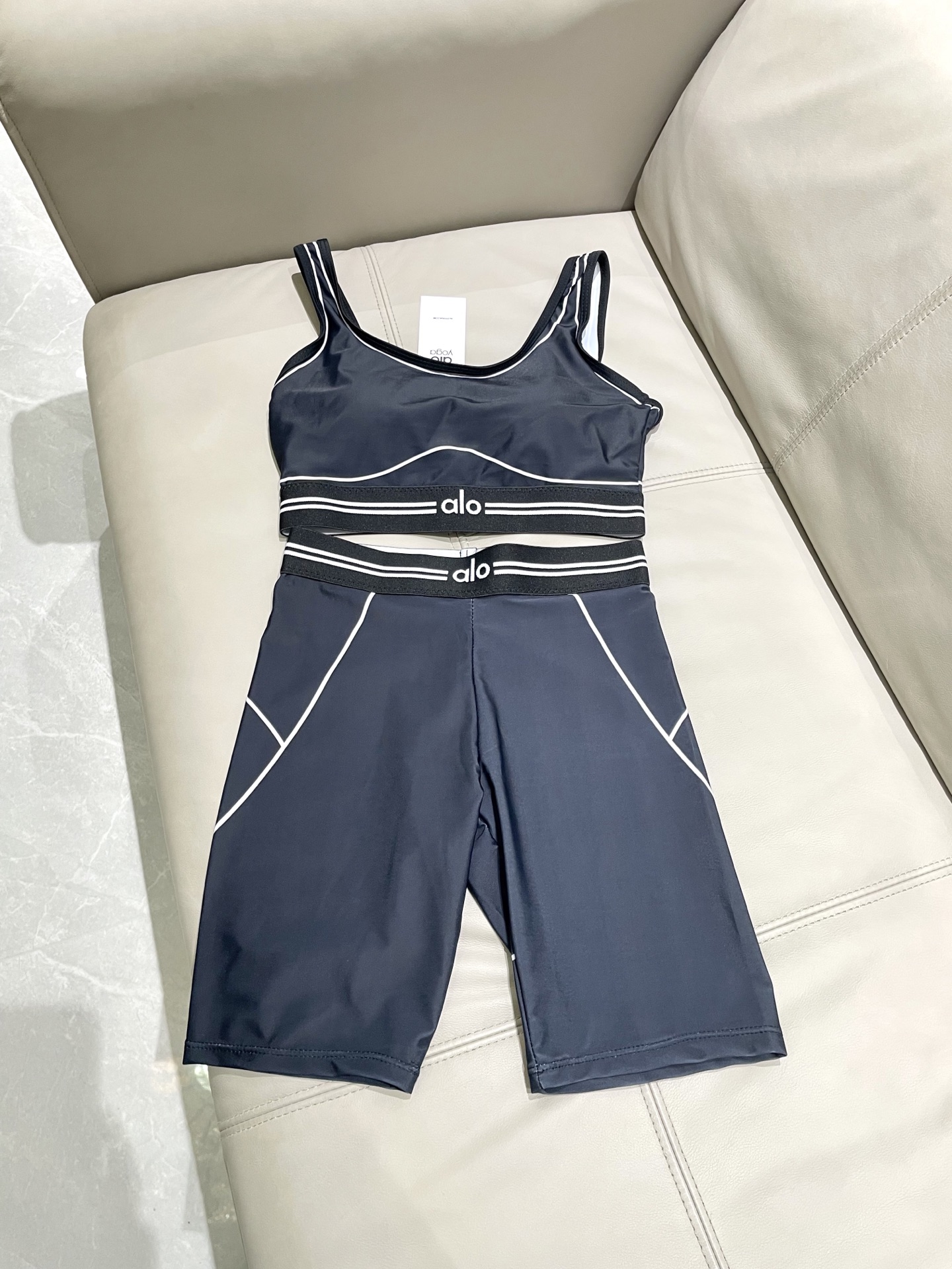  ALO新款高弹力健身短款瑜伽服运动套装~小背心➕修身提臀显瘦打底裤
S M L Xl