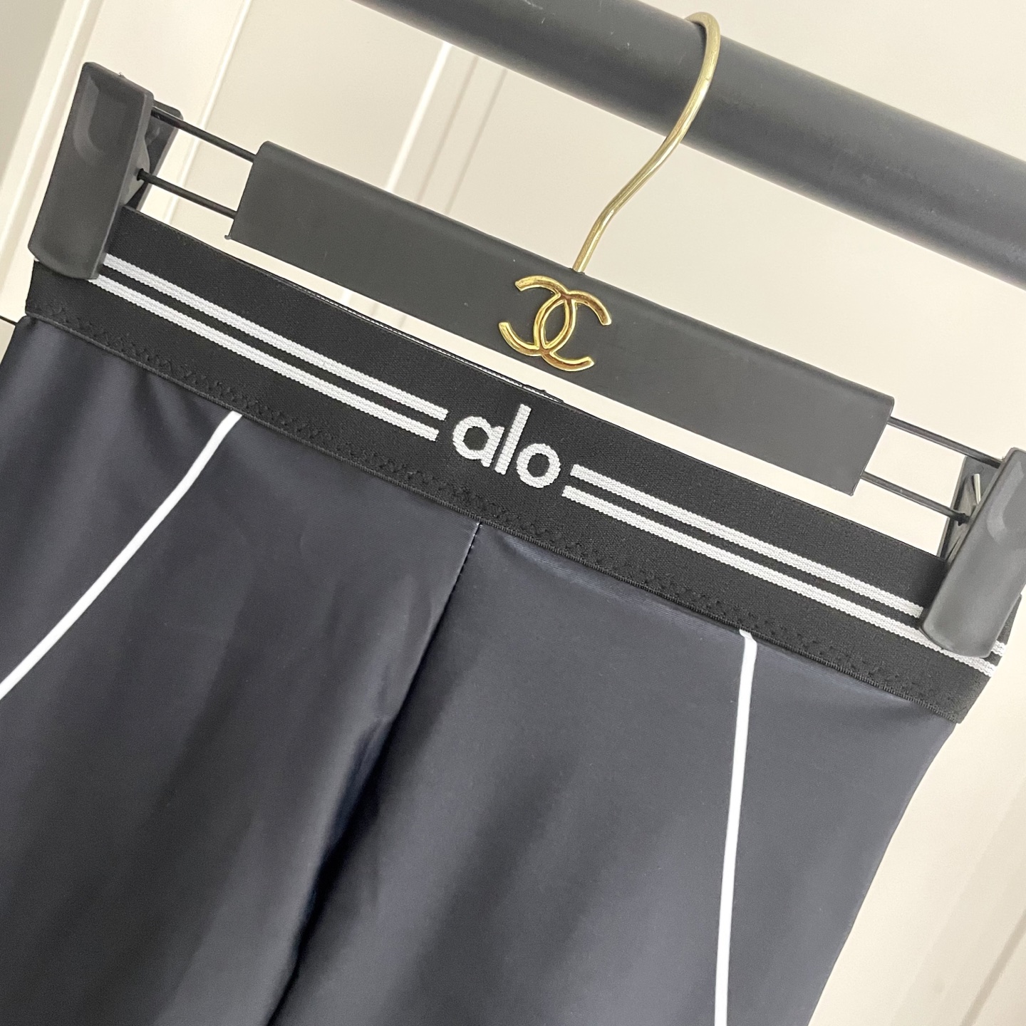  ALO新款高弹力健身短款瑜伽服运动套装~小背心➕修身提臀显瘦打底裤
S M L Xl