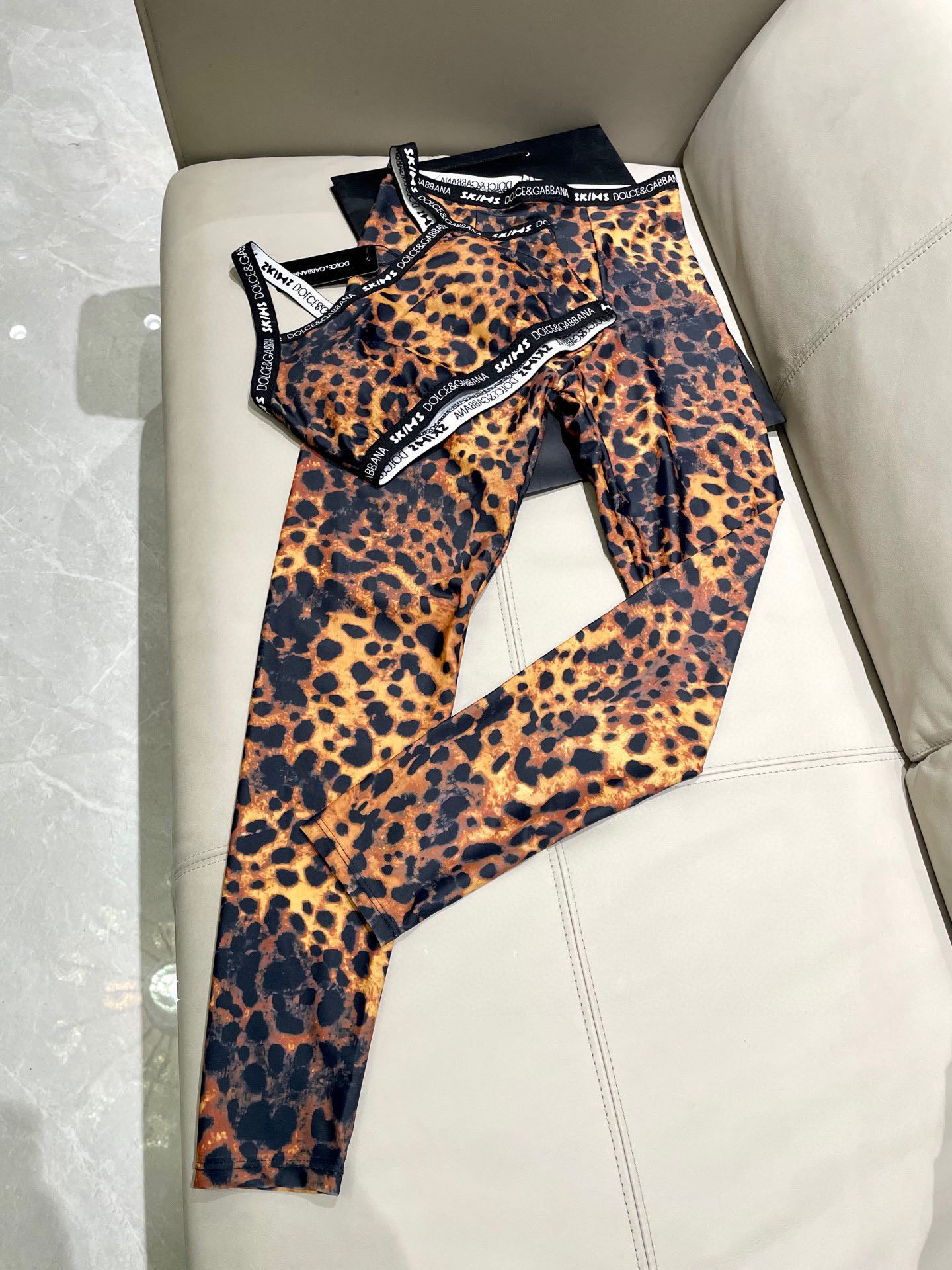  DG新款高弹力健身长款瑜伽服运动套装~小背心➕修身提臀显瘦打底裤
S M L Xl