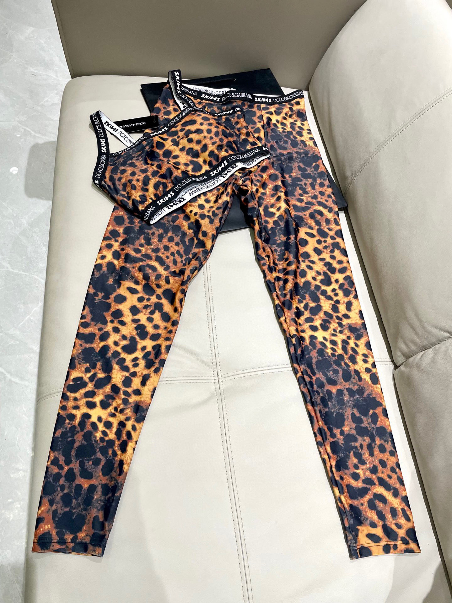  DG新款高弹力健身长款瑜伽服运动套装~小背心➕修身提臀显瘦打底裤
S M L Xl