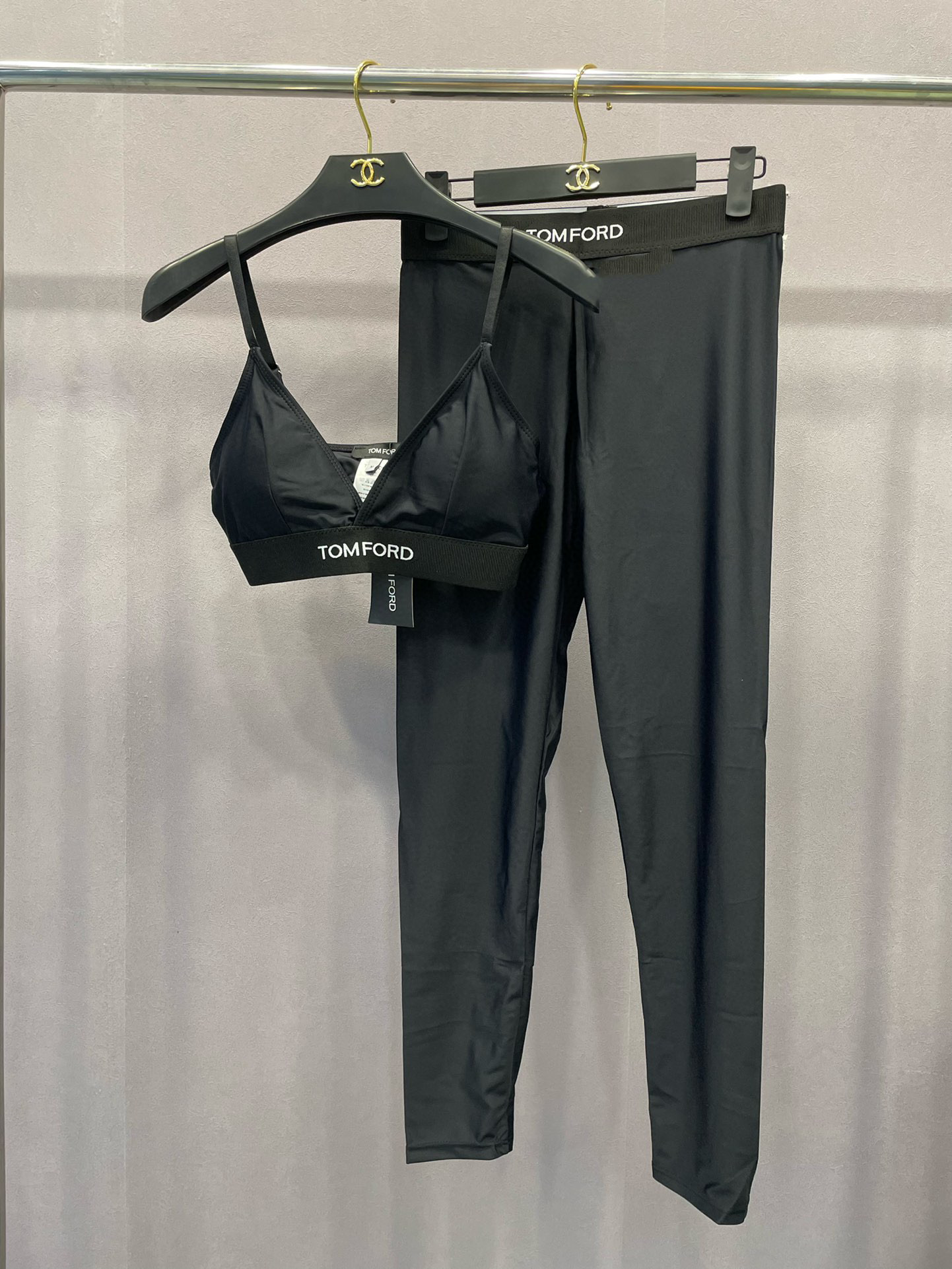  Tom Ford新款渐变高弹力健身瑜伽服运动套装~性感小吊带（有胸垫）+修身提臀显瘦打底裤脚     