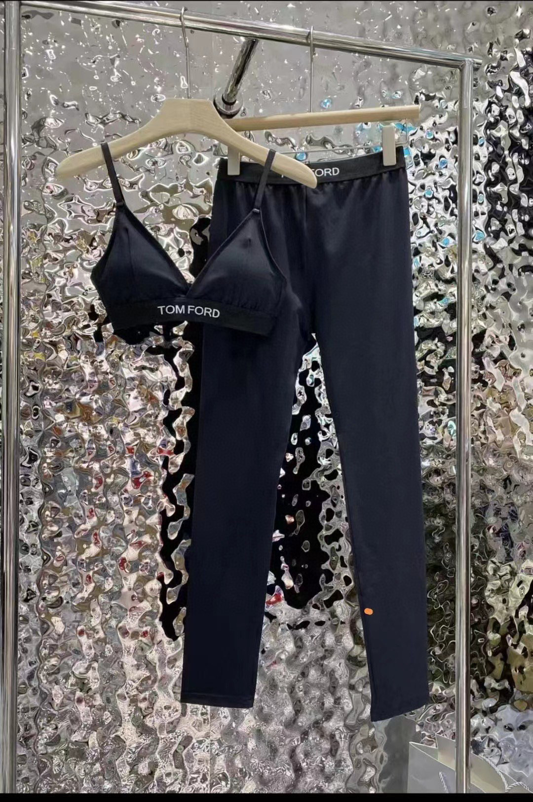  Tom Ford新款渐变高弹力健身瑜伽服运动套装~性感小吊带（有胸垫）+修身提臀显瘦打底裤脚     