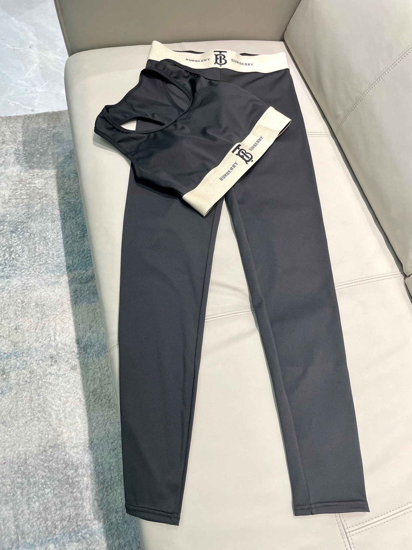  巴宝莉新款高弹力健身短款瑜伽服运动套装~小背心➕修身提臀显瘦打底裤脚 
S M L Xl