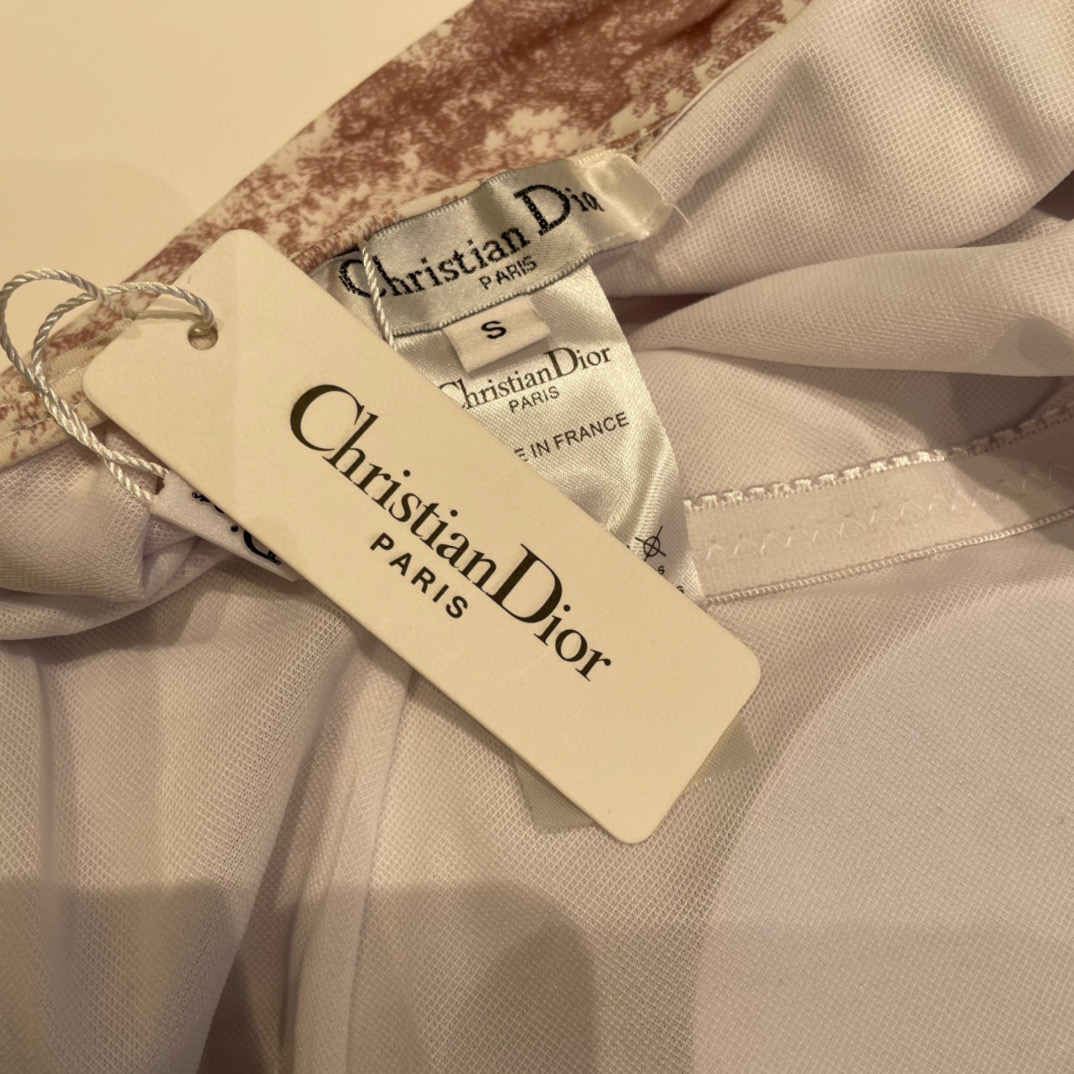  Dior 迪奥😍🥰适合多种场景的游泳衣🏊‍♀️海边 游泳池 温泉 水上乐园 漂流都可以😌内搭也完全可以