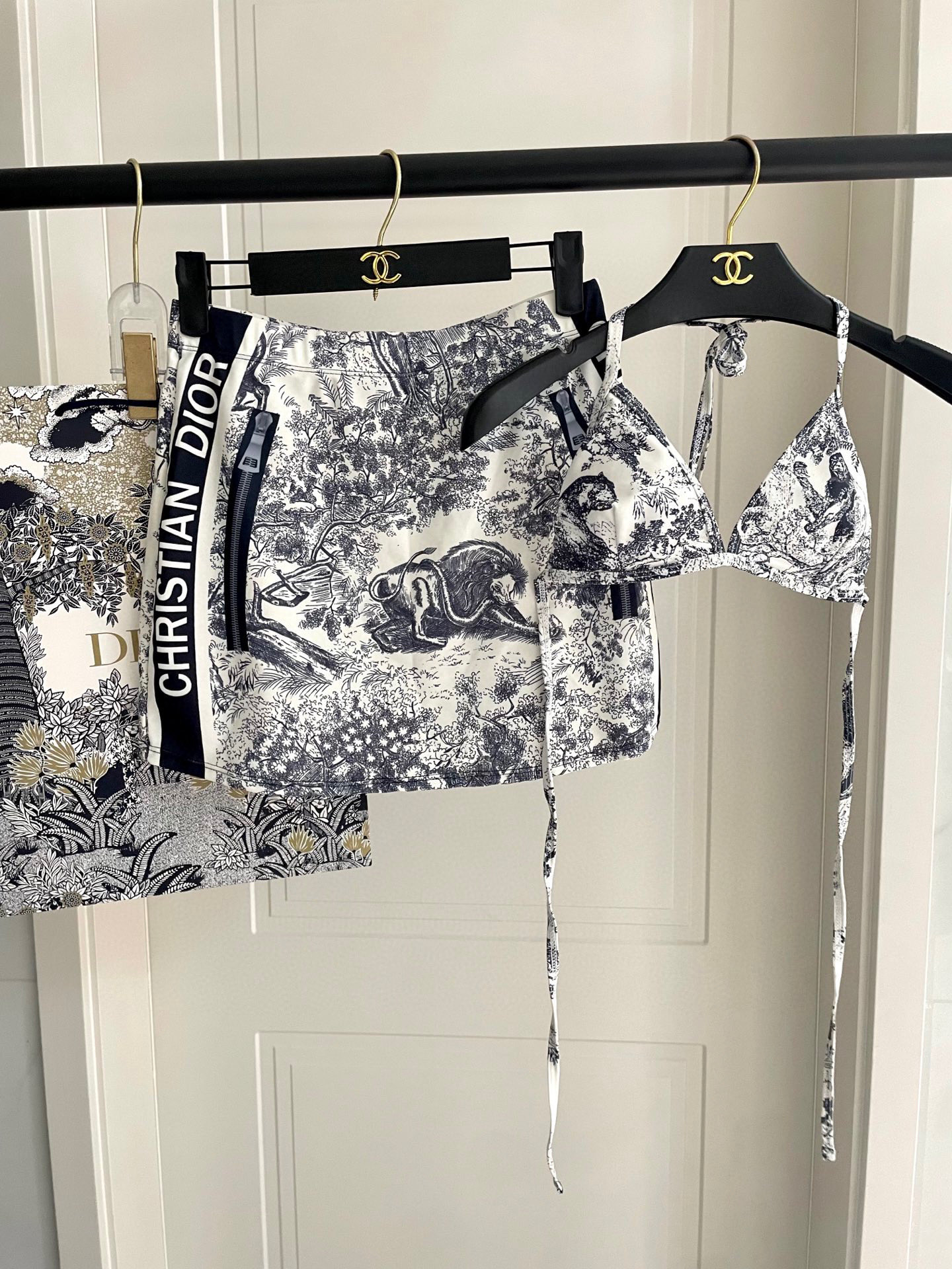  迪奥新款分体泳衣  三件套 时尚潮流款 😍🥰适合多种场景的游泳衣🏊‍♀️海边 游泳池 温泉 水上乐园 