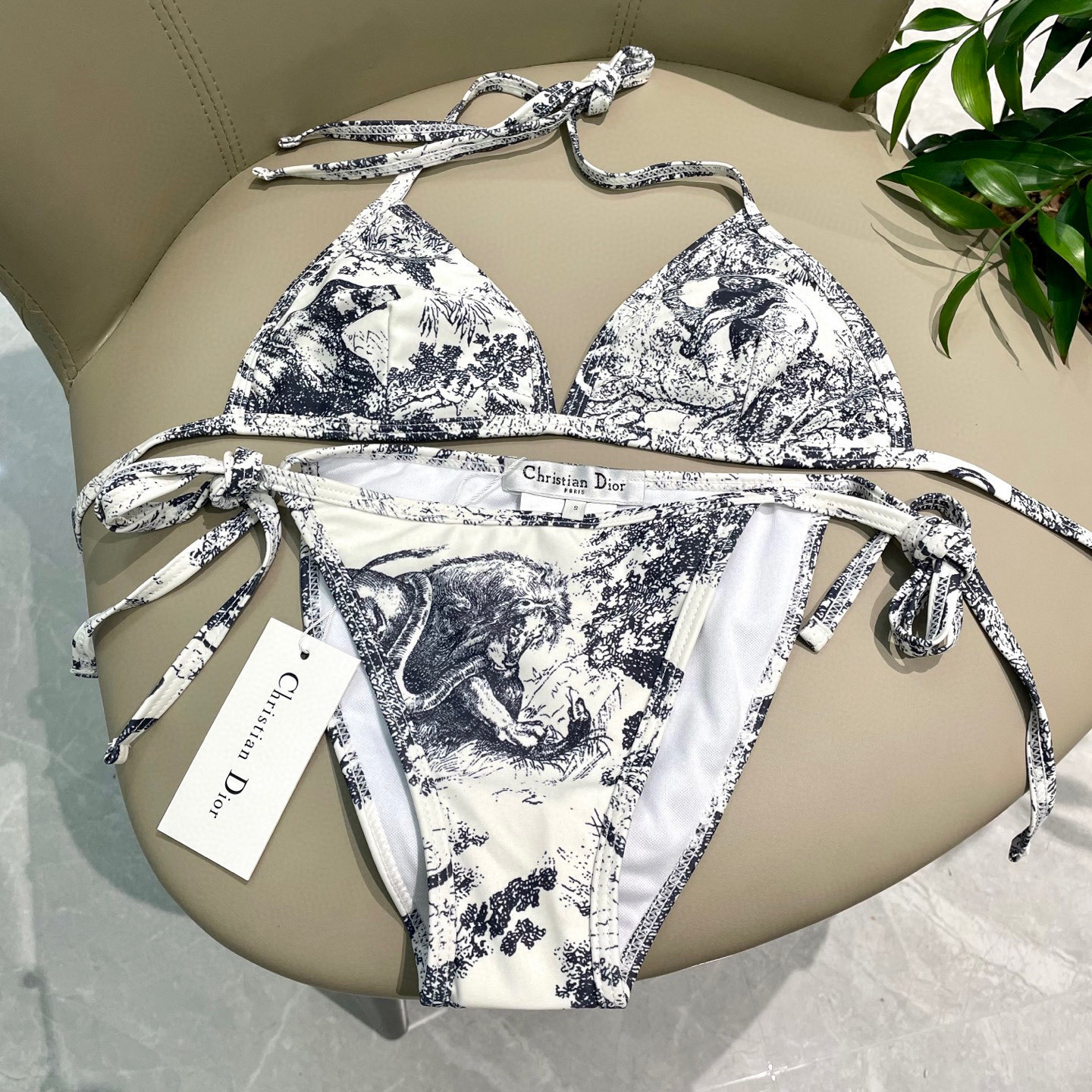  迪奥新款分体泳衣  三件套 时尚潮流款 😍🥰适合多种场景的游泳衣🏊‍♀️海边 游泳池 温泉 水上乐园 