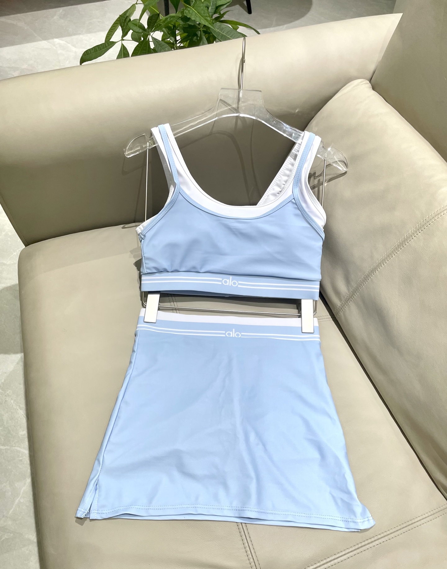  ALO新款高弹力健身短款瑜伽服运动套装~小背心➕修身提臀显瘦裤裙
S M L Xl