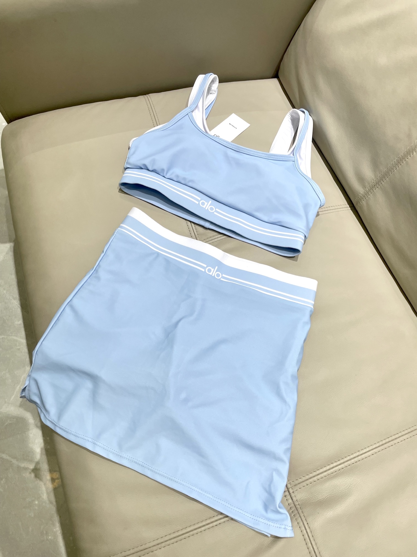  ALO新款高弹力健身短款瑜伽服运动套装~小背心➕修身提臀显瘦裤裙
S M L Xl