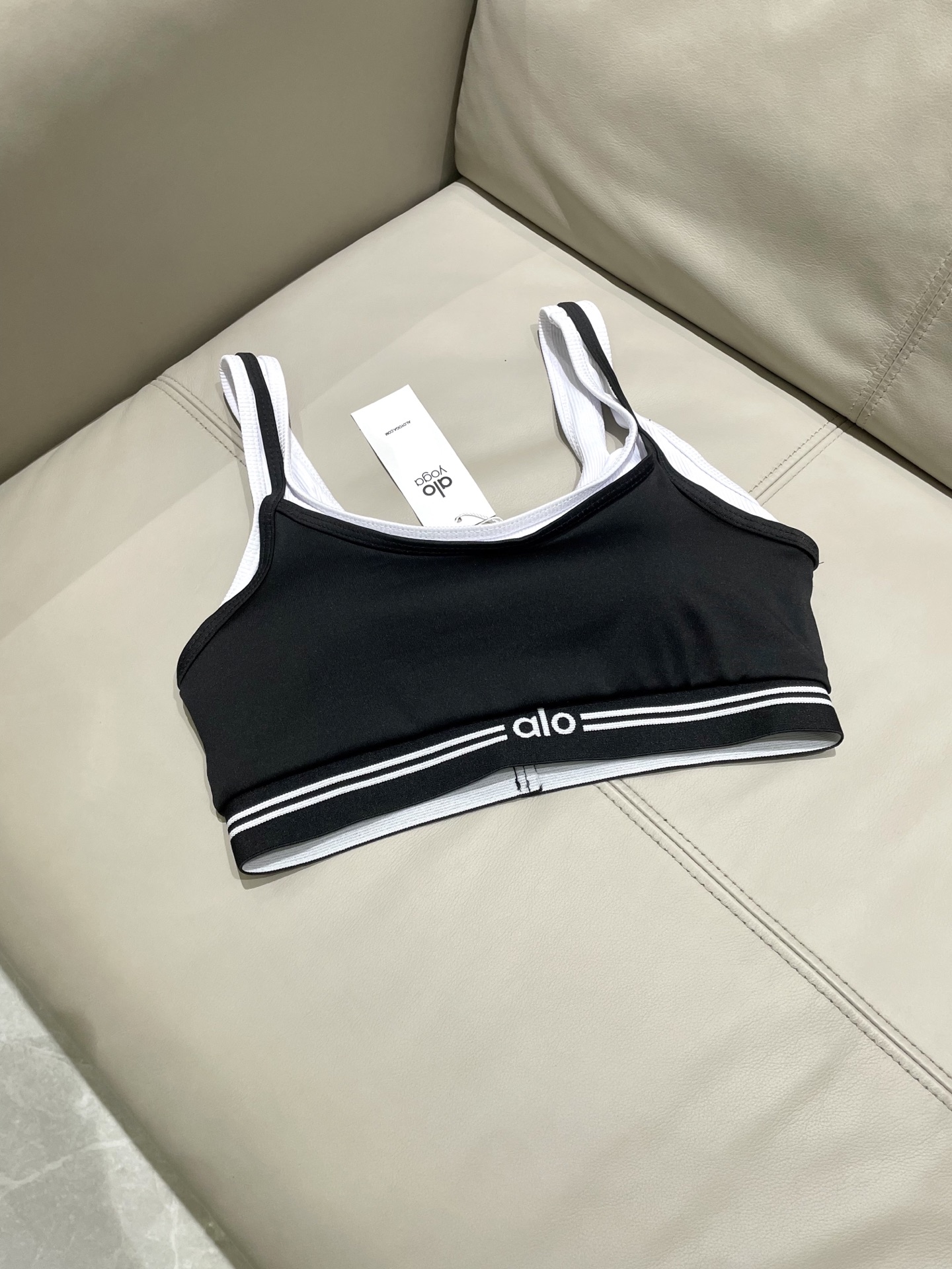  ALO新款高弹力健身短款瑜伽服运动套装~小背心➕修身提臀显瘦裤裙
S M L Xl