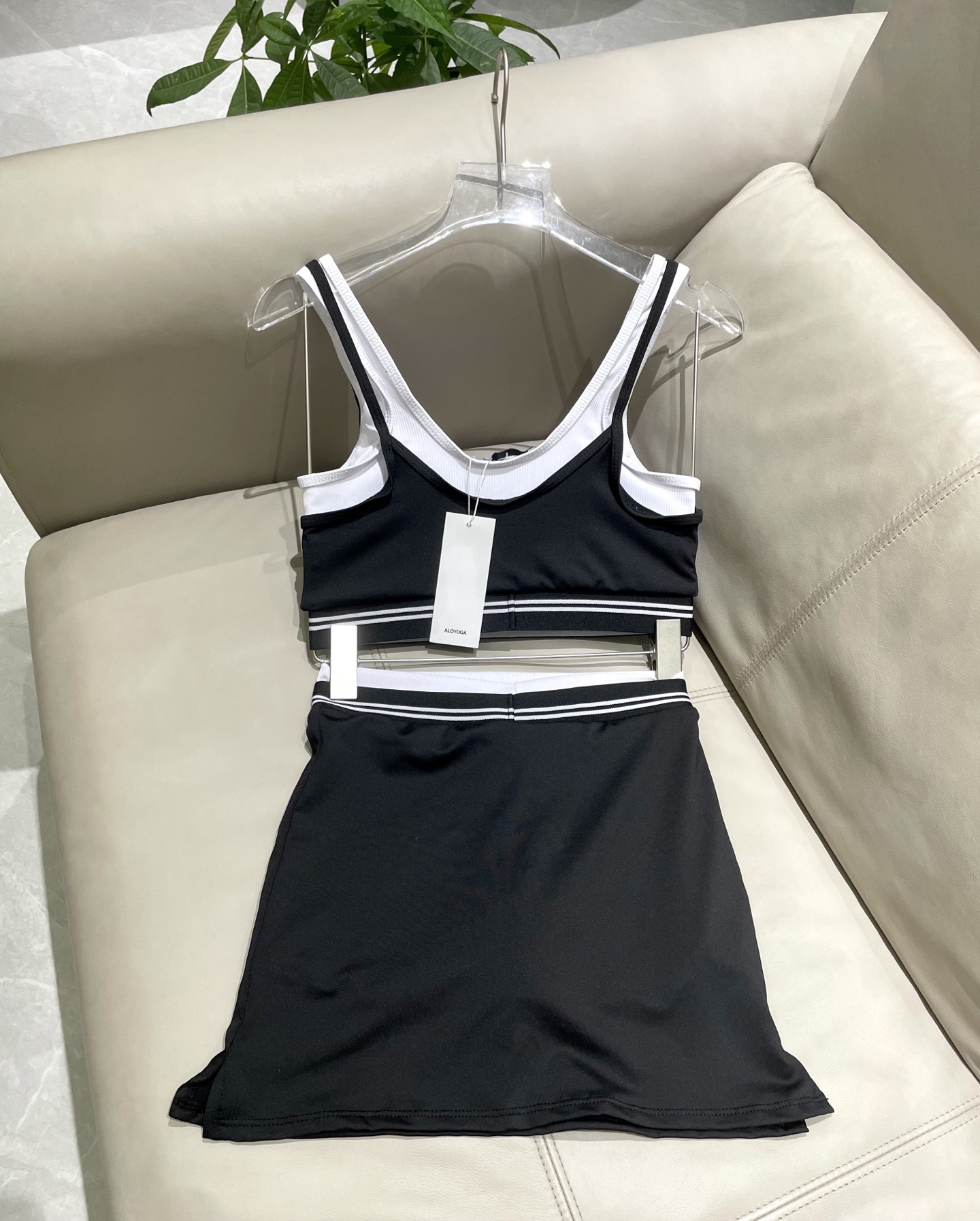  ALO新款高弹力健身短款瑜伽服运动套装~小背心➕修身提臀显瘦裤裙
S M L Xl