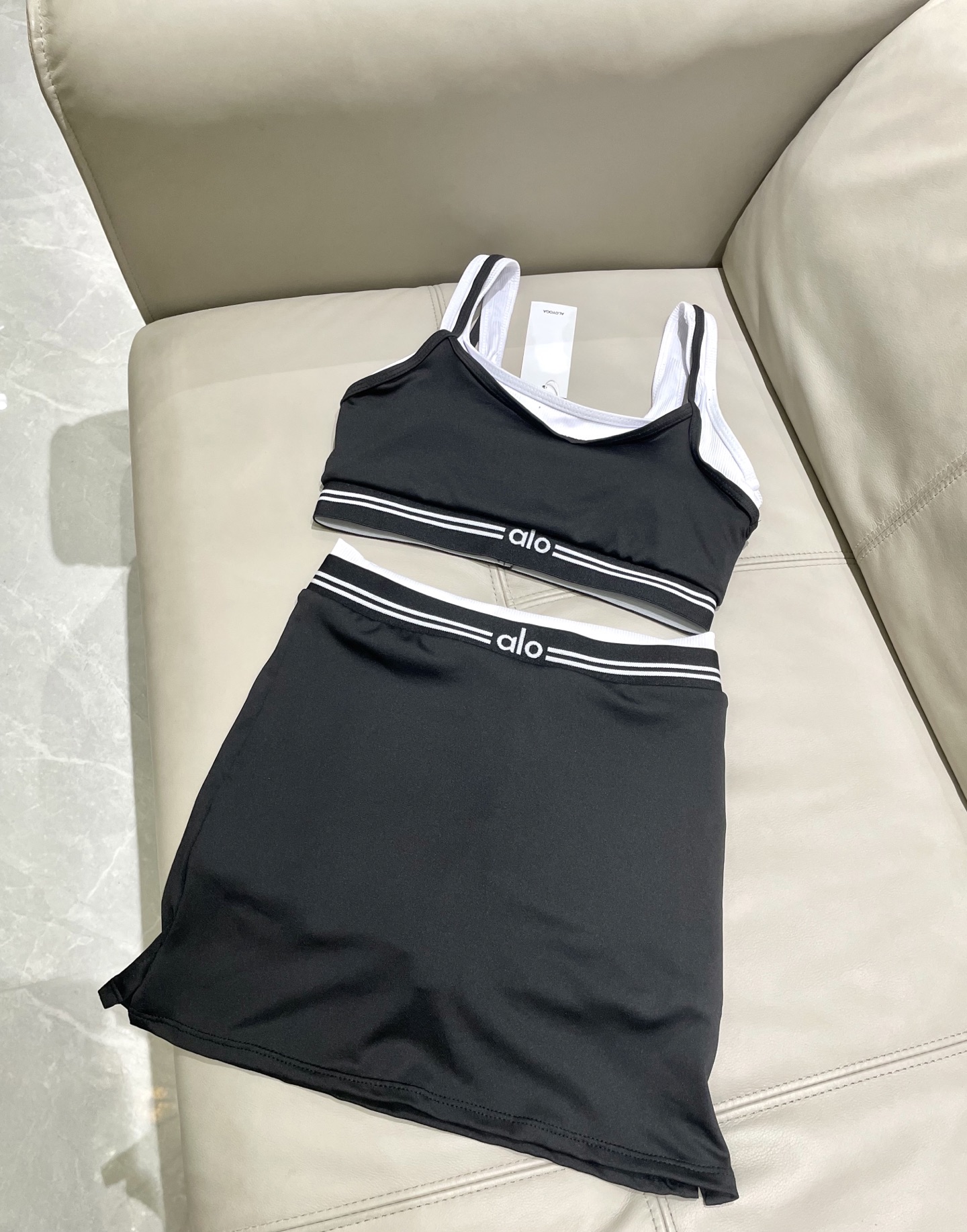  ALO新款高弹力健身短款瑜伽服运动套装~小背心➕修身提臀显瘦裤裙
S M L Xl