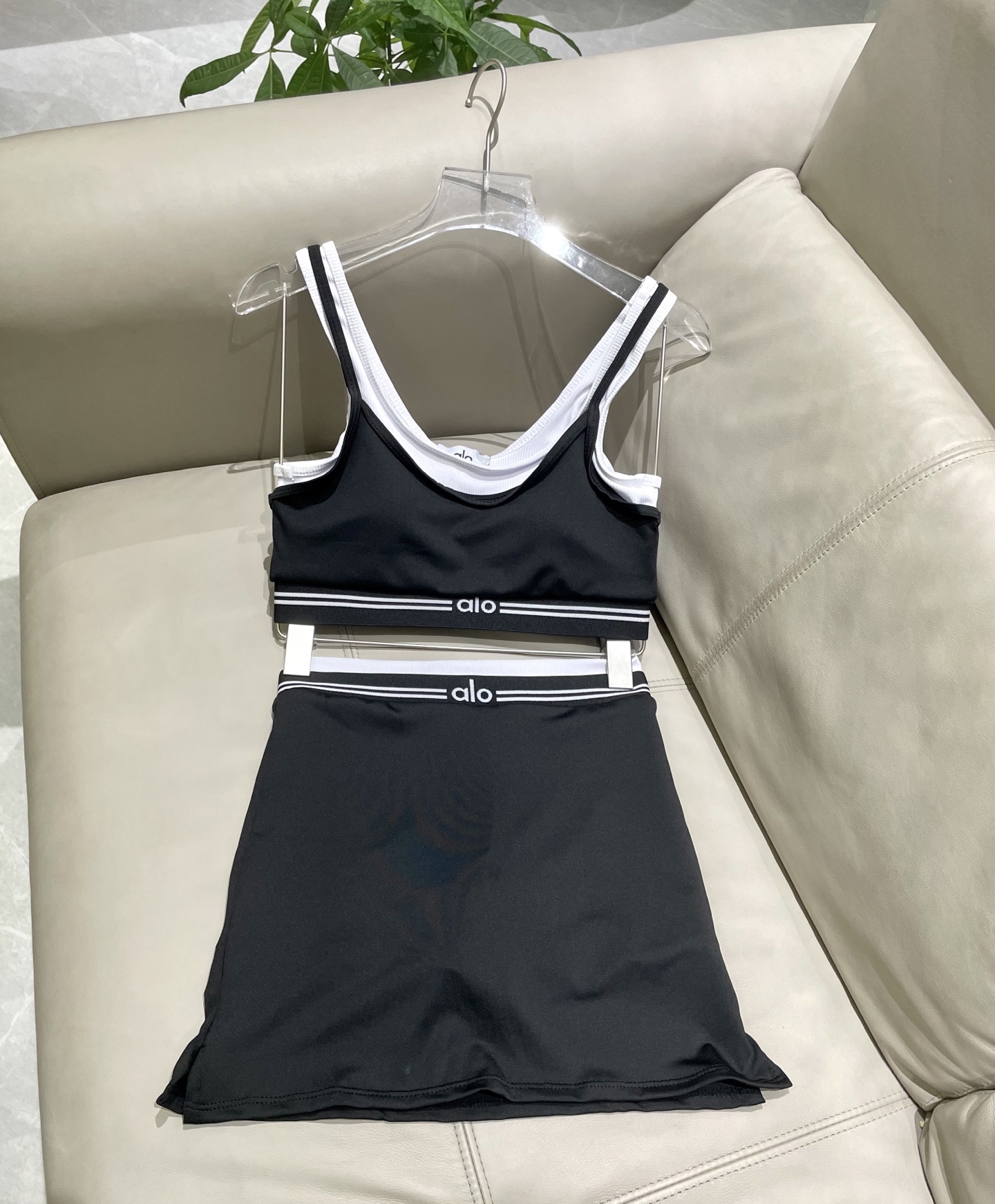  ALO新款高弹力健身短款瑜伽服运动套装~小背心➕修身提臀显瘦裤裙
S M L Xl