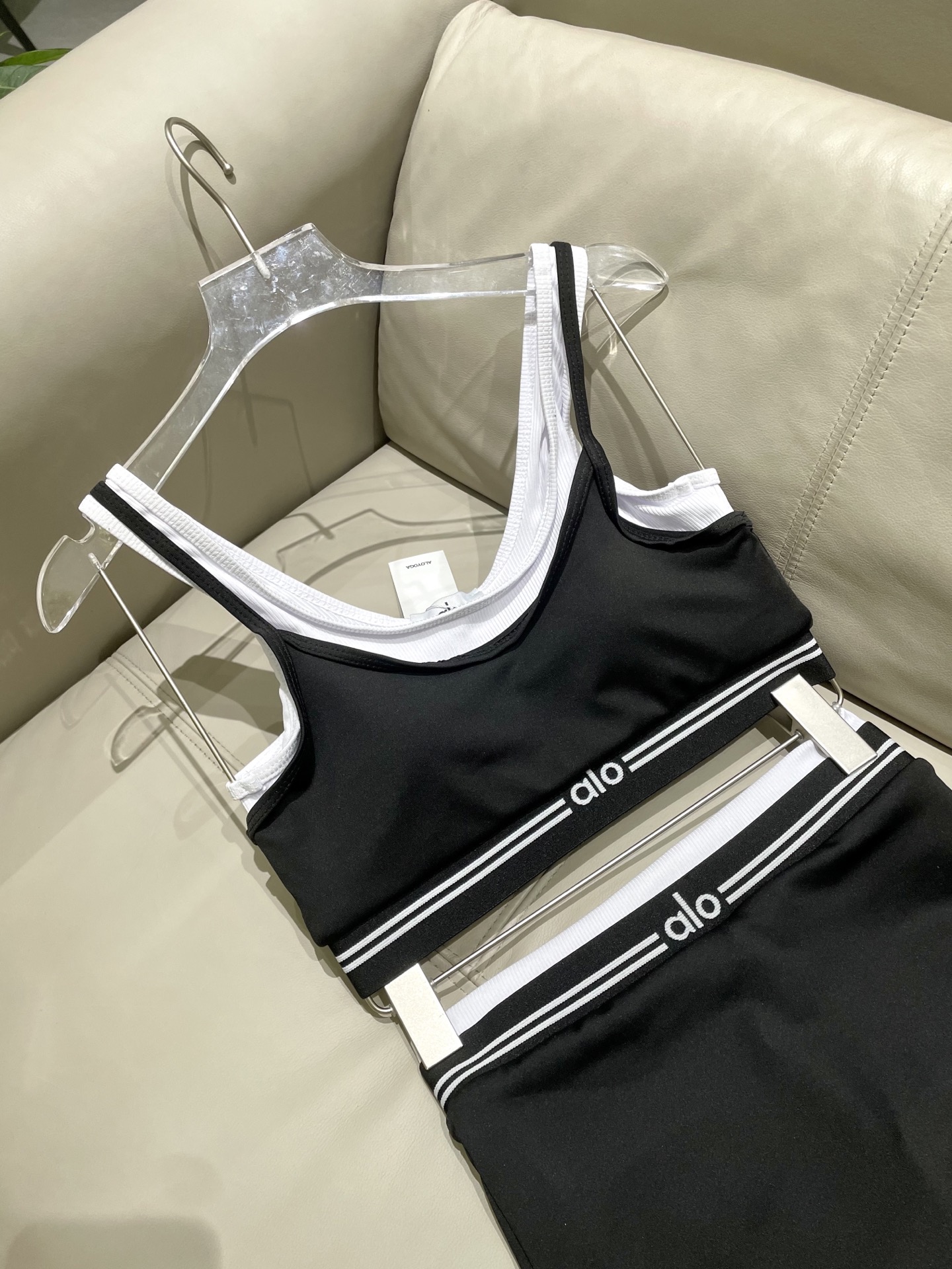  ALO新款高弹力健身短款瑜伽服运动套装~小背心➕修身提臀显瘦裤裙
S M L Xl