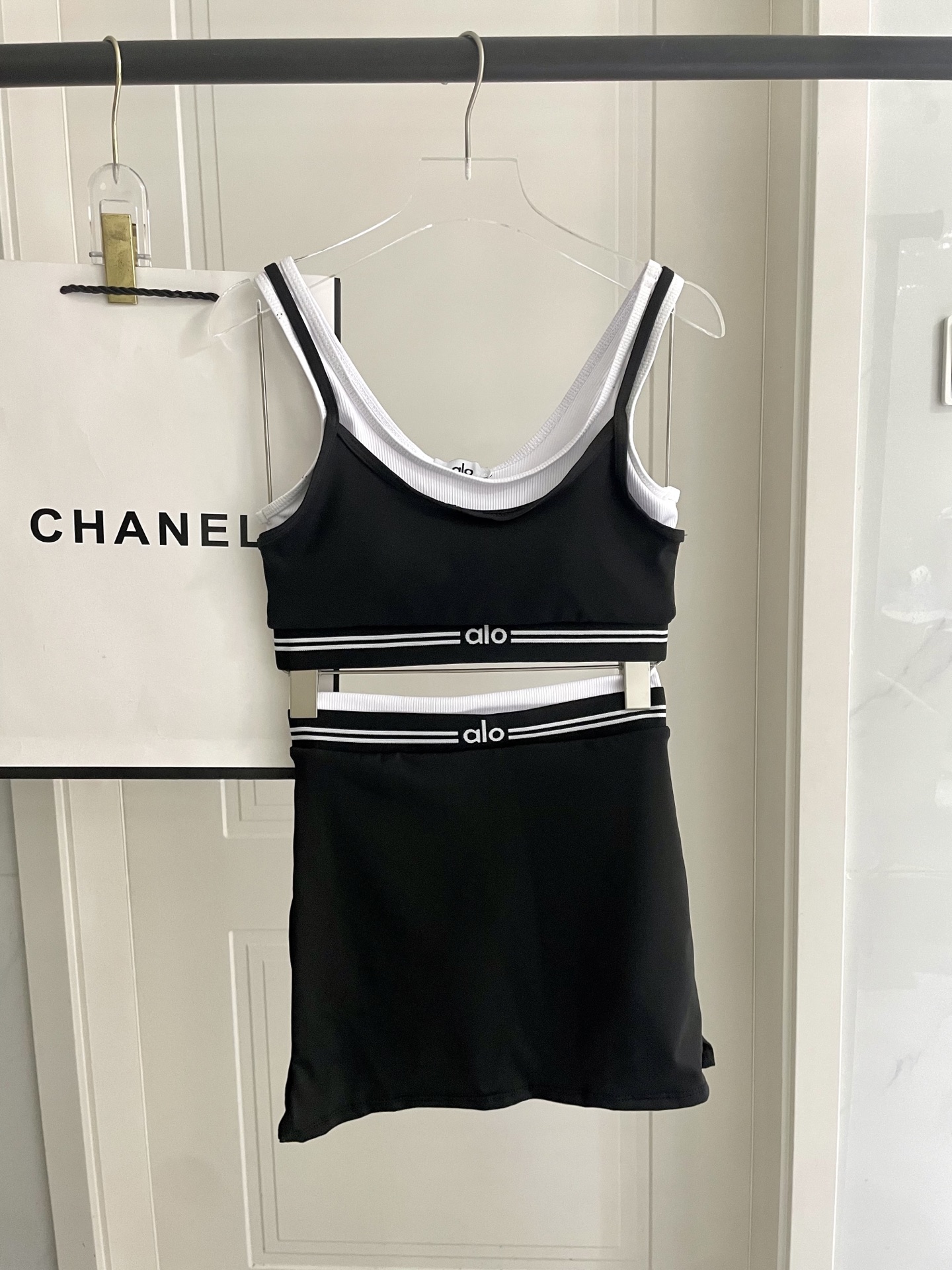  ALO新款高弹力健身短款瑜伽服运动套装~小背心➕修身提臀显瘦裤裙
S M L Xl