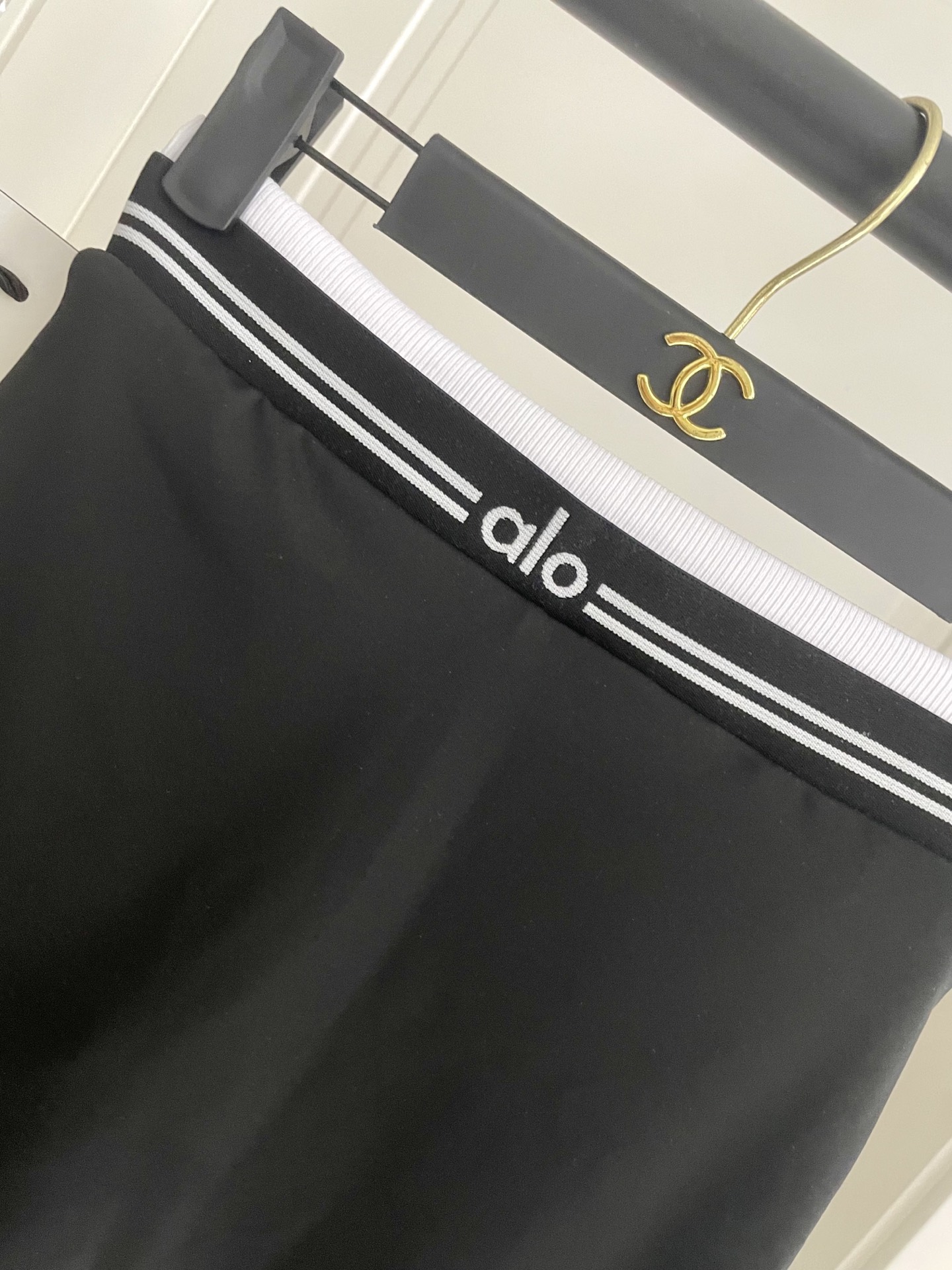  ALO新款高弹力健身短款瑜伽服运动套装~小背心➕修身提臀显瘦裤裙
S M L Xl