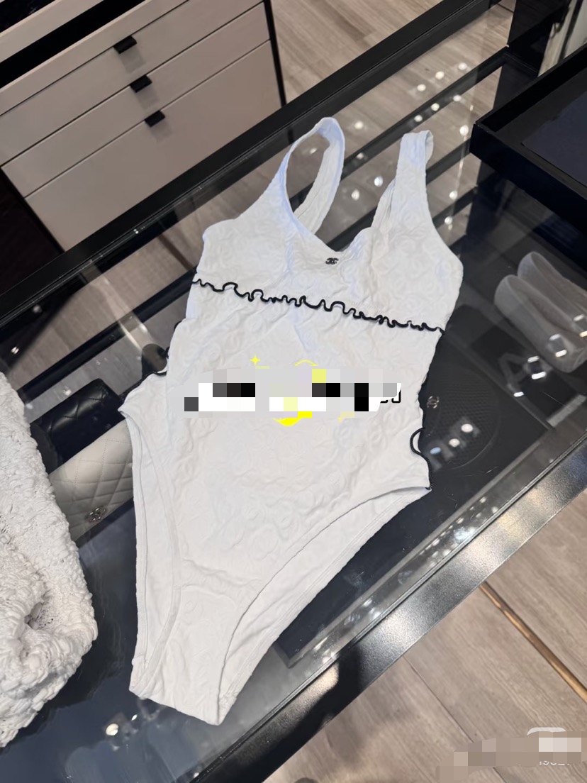  Chanel新款连体泳衣 实物超仙 拍不出来的美 🥰🥰💐💐适合多种场景的游泳衣🏊‍♀️海边 游泳池 温